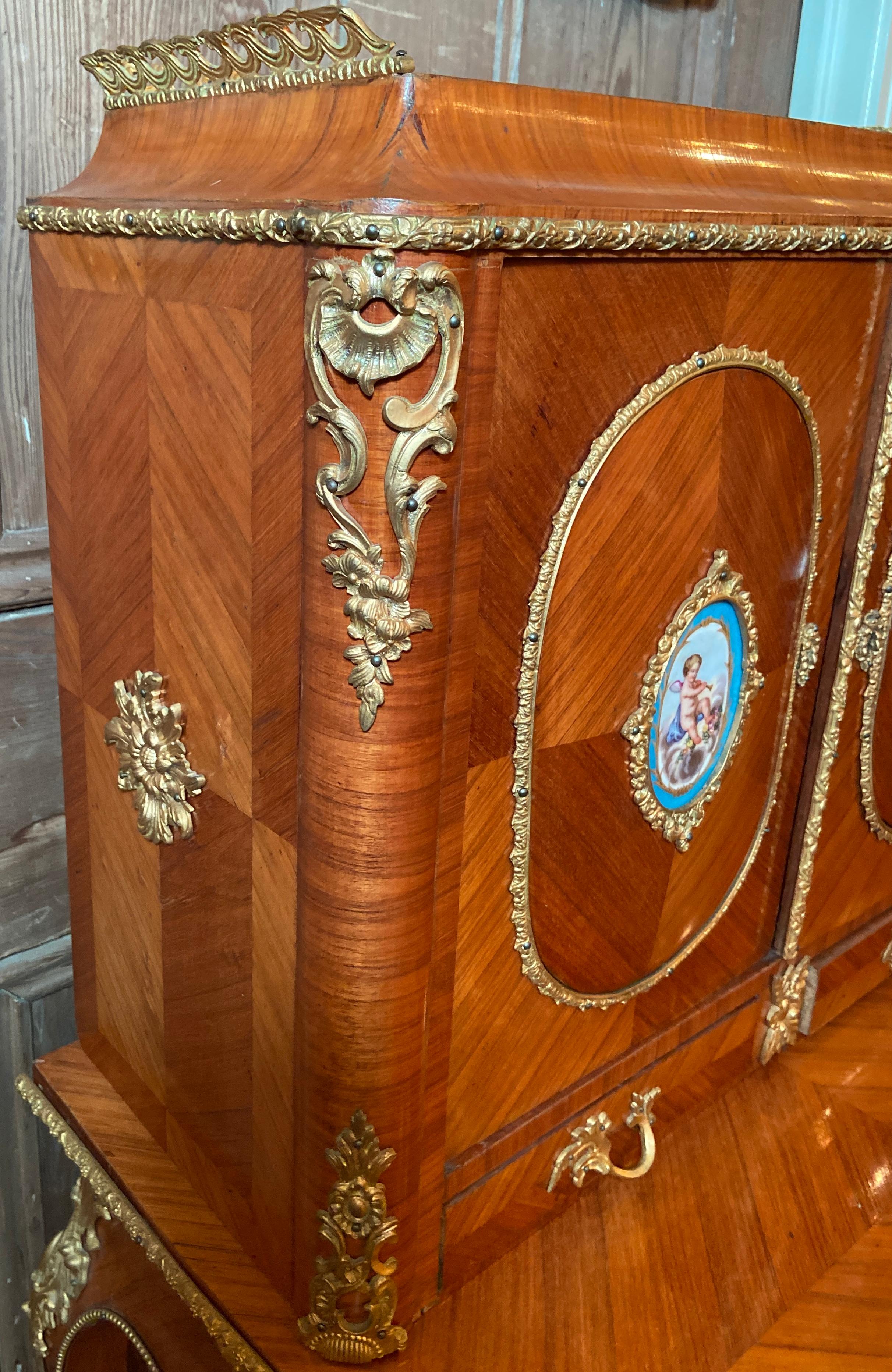 XIXe siècle Écritoire française ancienne en bois de satin, bronze doré et porcelaine Svres, vers 1880 en vente
