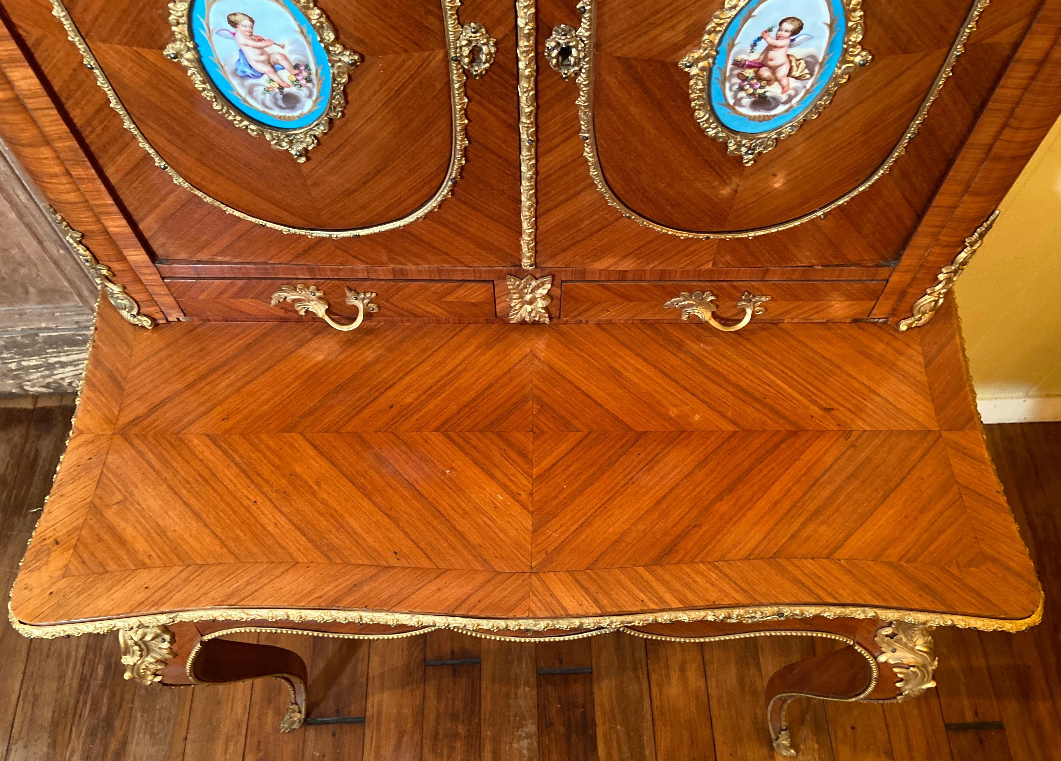 Écritoire française ancienne en bois de satin, bronze doré et porcelaine Svres, vers 1880 en vente 2