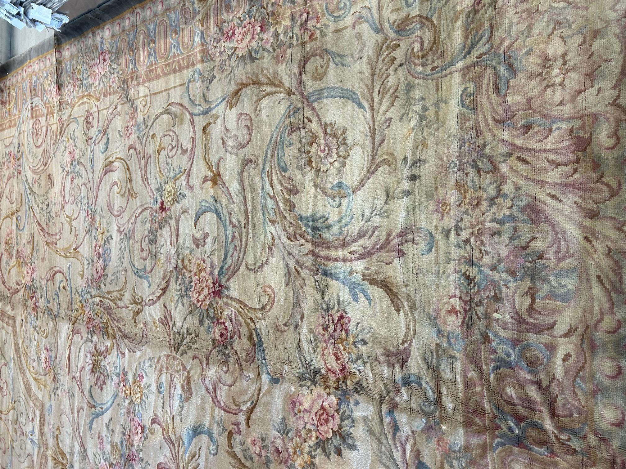 Eleganza, senza tempo e classicità sono le caratteristiche di questa Antique French Savonnerie. Questo tappeto fatto a mano e annodato a mano in Francia è sicuramente in grado di elevare il tuo spazio e ti darà l'aspetto di un pavimento francese