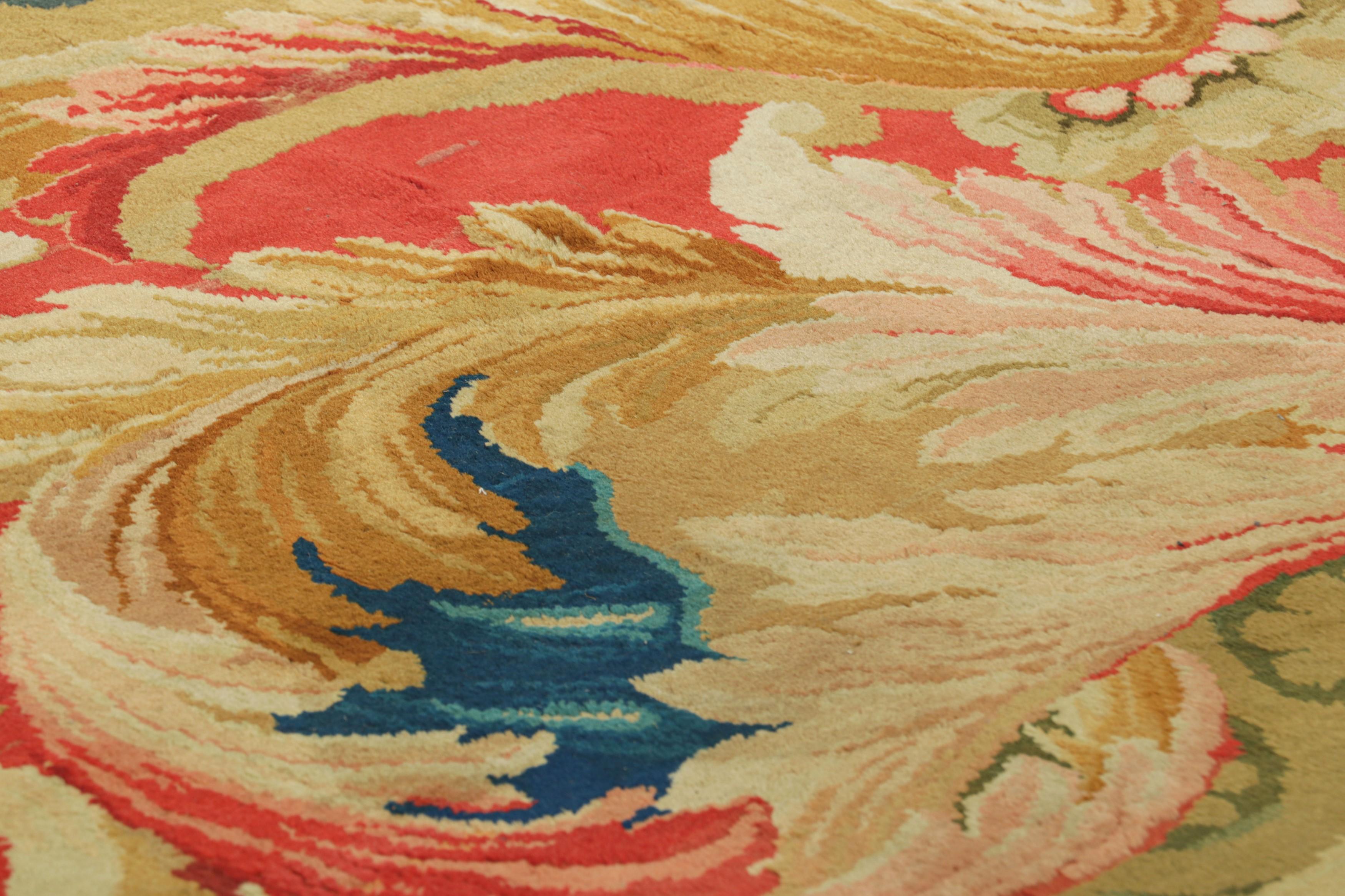 Fabricada con lana y terciopelo anudados a mano en Francia hacia 1880-1890, esta alfombra de galería de 5x14 es una rara alfombra antigua francesa de Savonnerie que se encuentra entre las nuevas colecciones más interesantes de la colección de