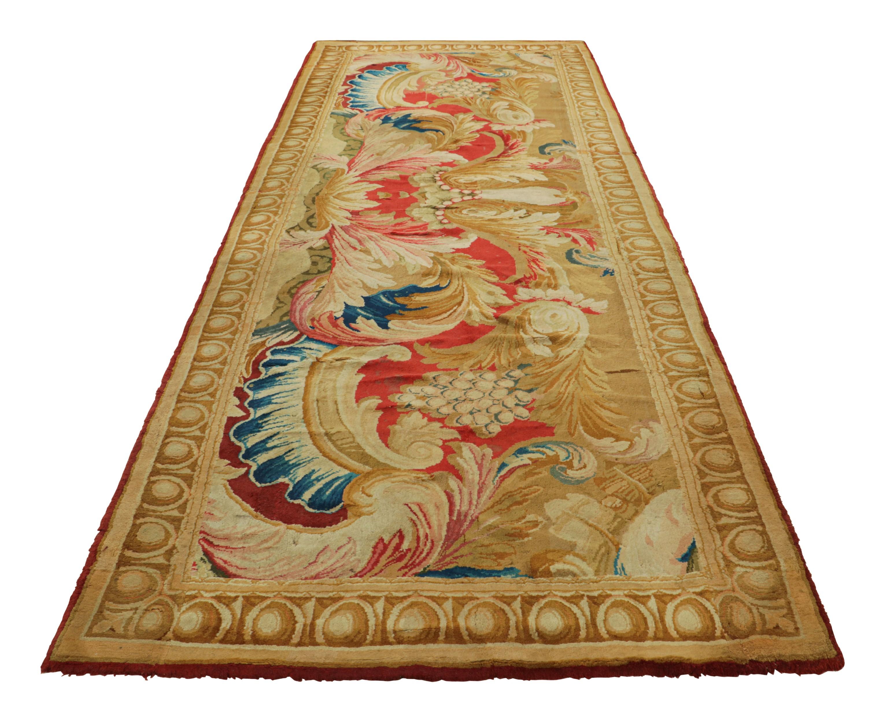 Alfombra francesa antigua de galería Savonnerie con motivos florales  Rug & Kilim en Bueno estado para la venta en Long Island City, NY