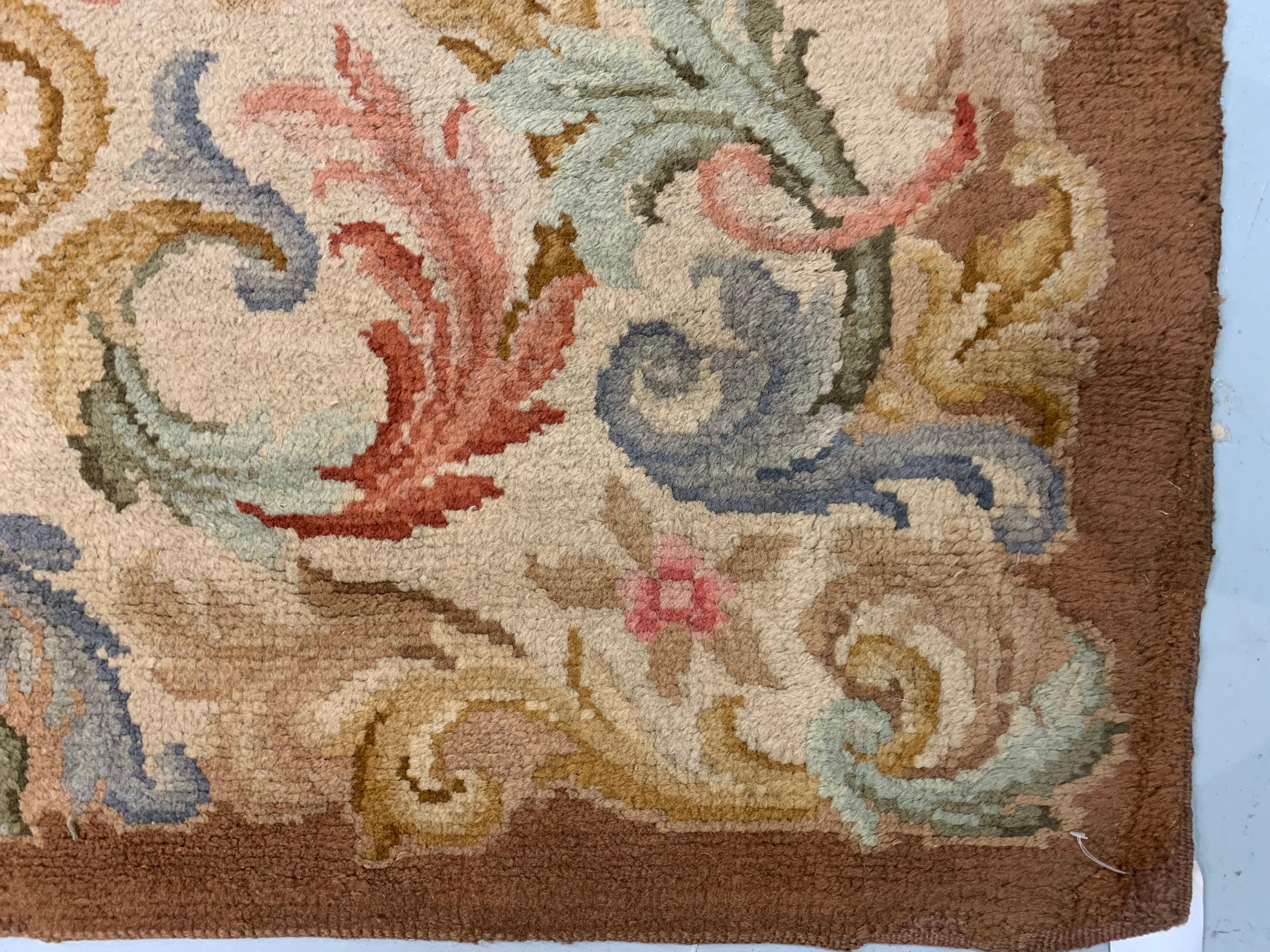 Tapis ancien de la Savonnerie, 6'8 x 8'6. Les tapis de la Savonnerie française sont produits depuis les années 1600. Le nom vient du mot français pour savon, 