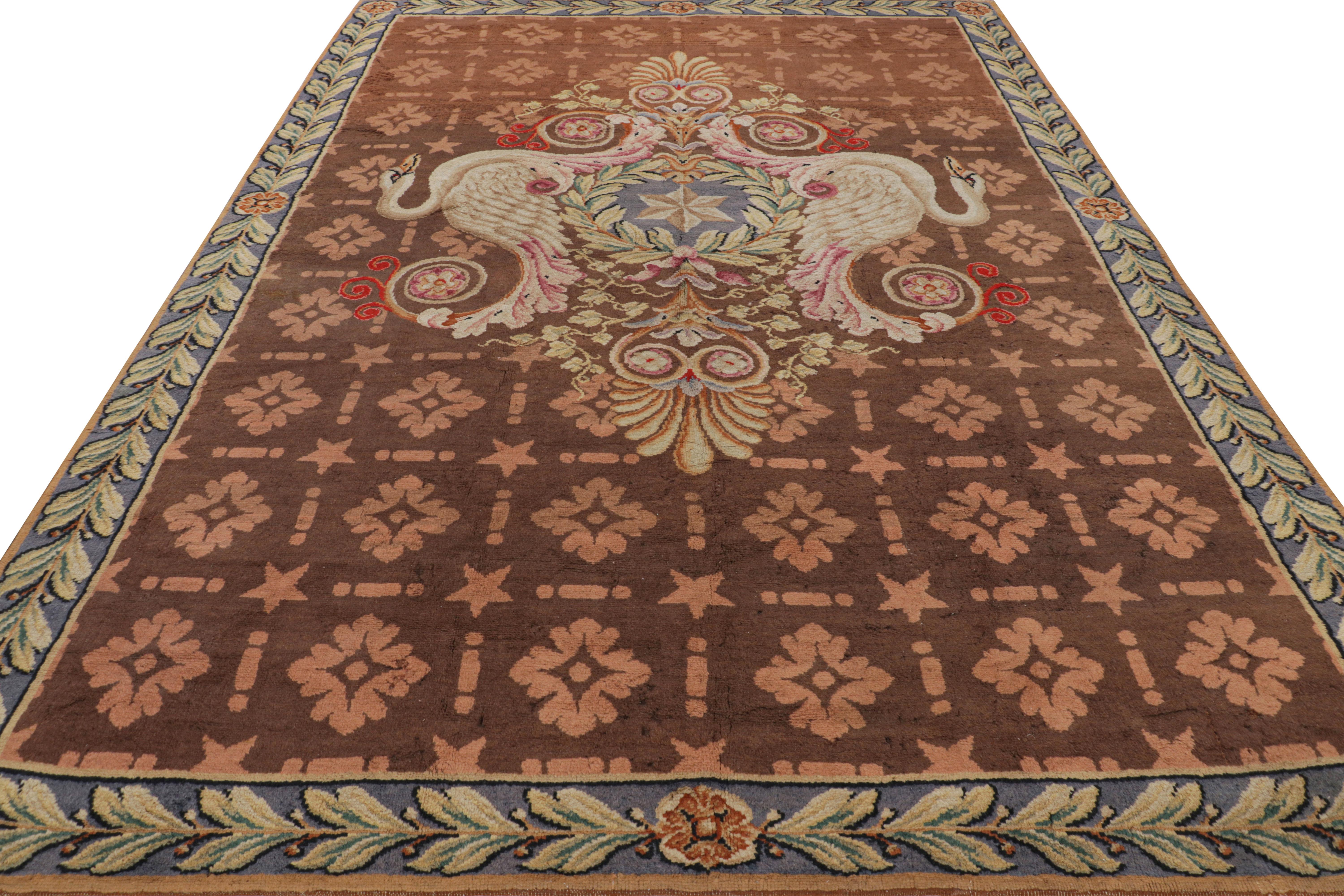 Alfombra Antique French Savonnerie Marrón y Verde con Medallón - Rug & Kilim en Bueno estado para la venta en Long Island City, NY