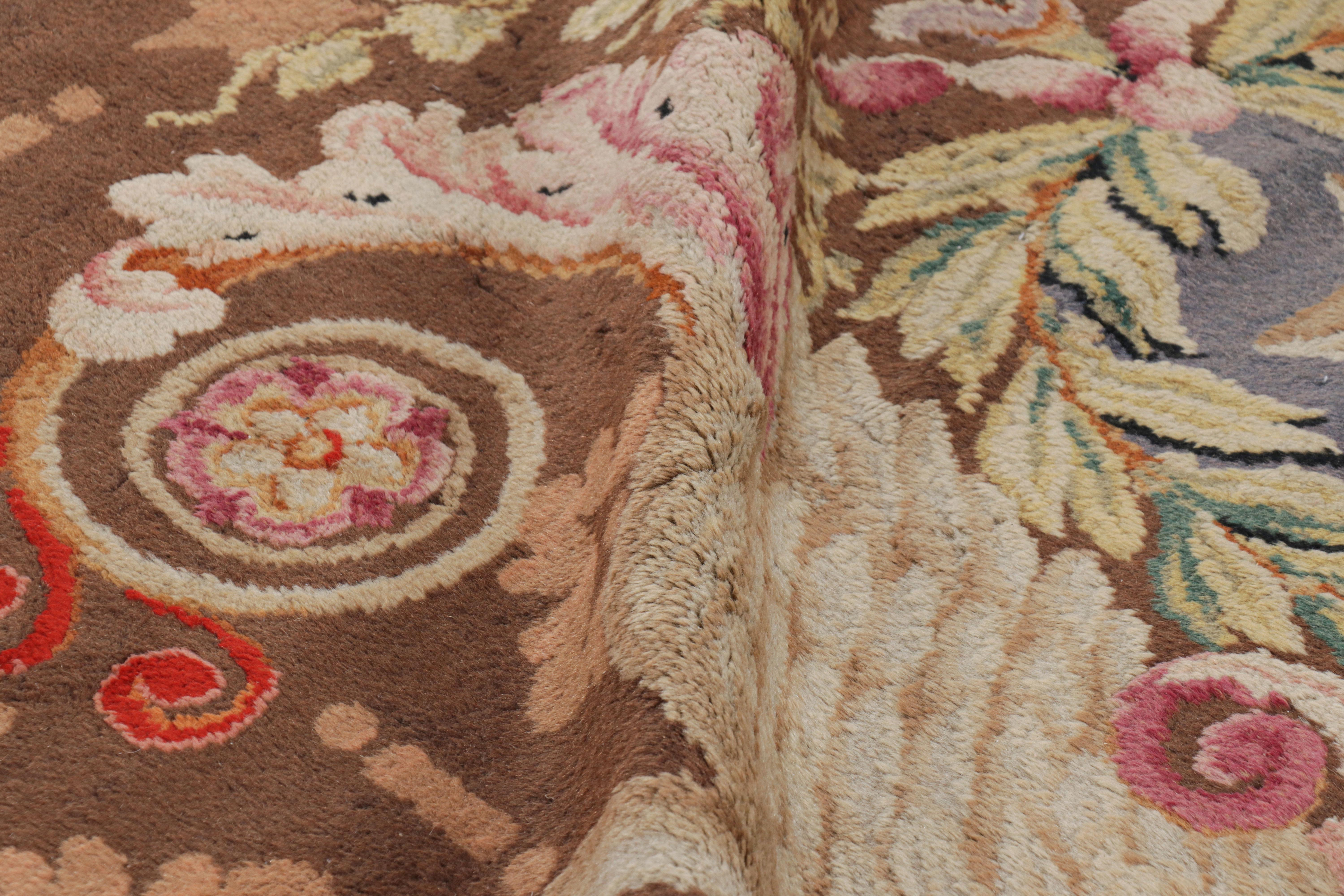 Alfombra Antique French Savonnerie Marrón y Verde con Medallón - Rug & Kilim en venta 1