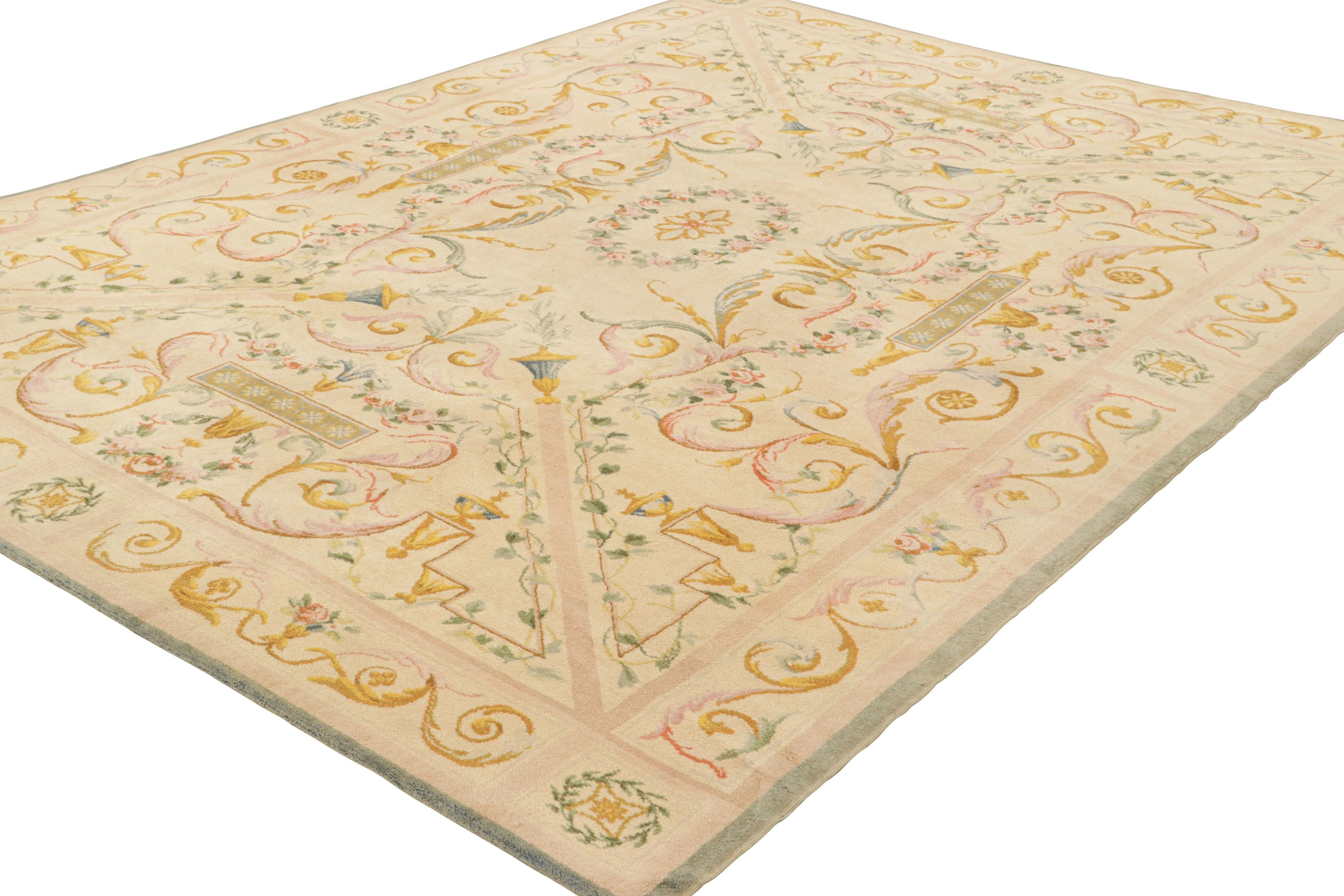 Alfombra francesa antigua de Savonnerie en color crema con motivos florales  Rug & Kilim Anudado a mano en venta