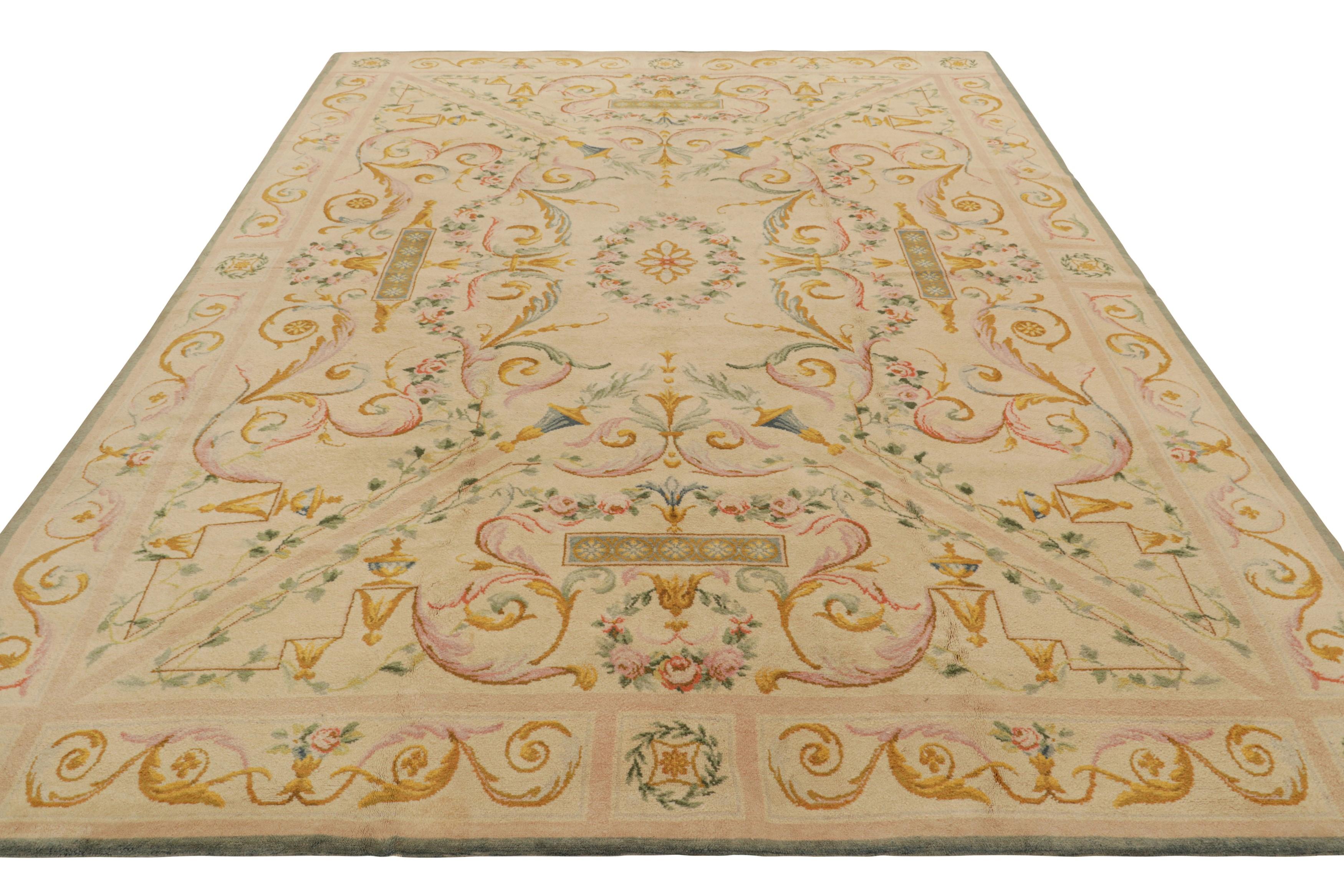 Alfombra francesa antigua de Savonnerie en color crema con motivos florales  Rug & Kilim en Bueno estado para la venta en Long Island City, NY