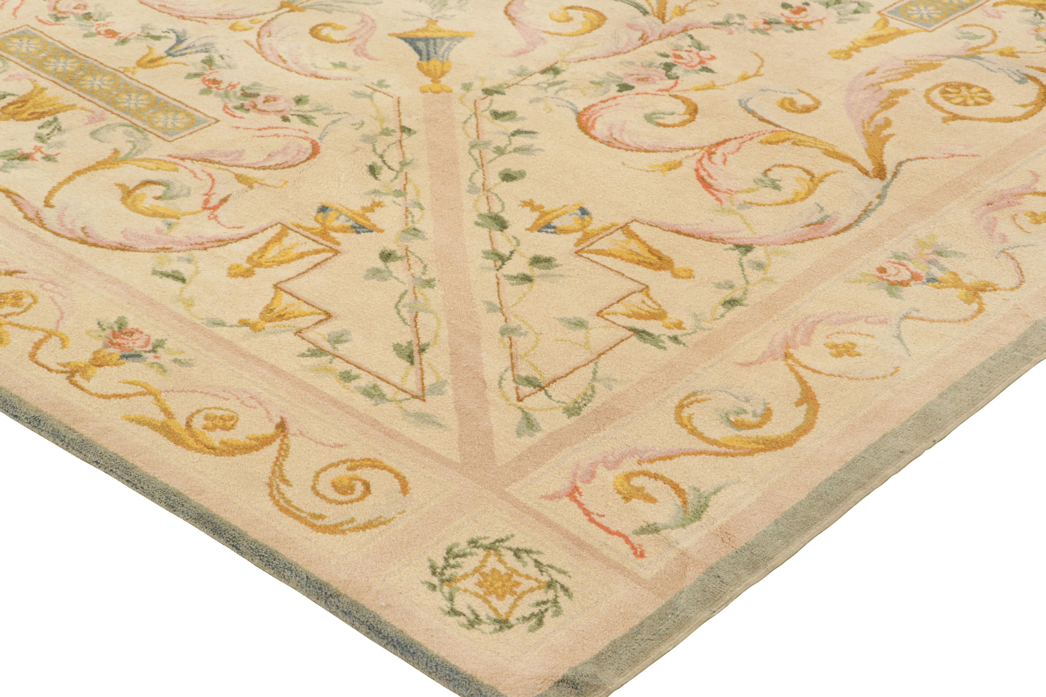 Alfombra francesa antigua de Savonnerie en color crema con motivos florales  Rug & Kilim Fines del siglo XIX en venta