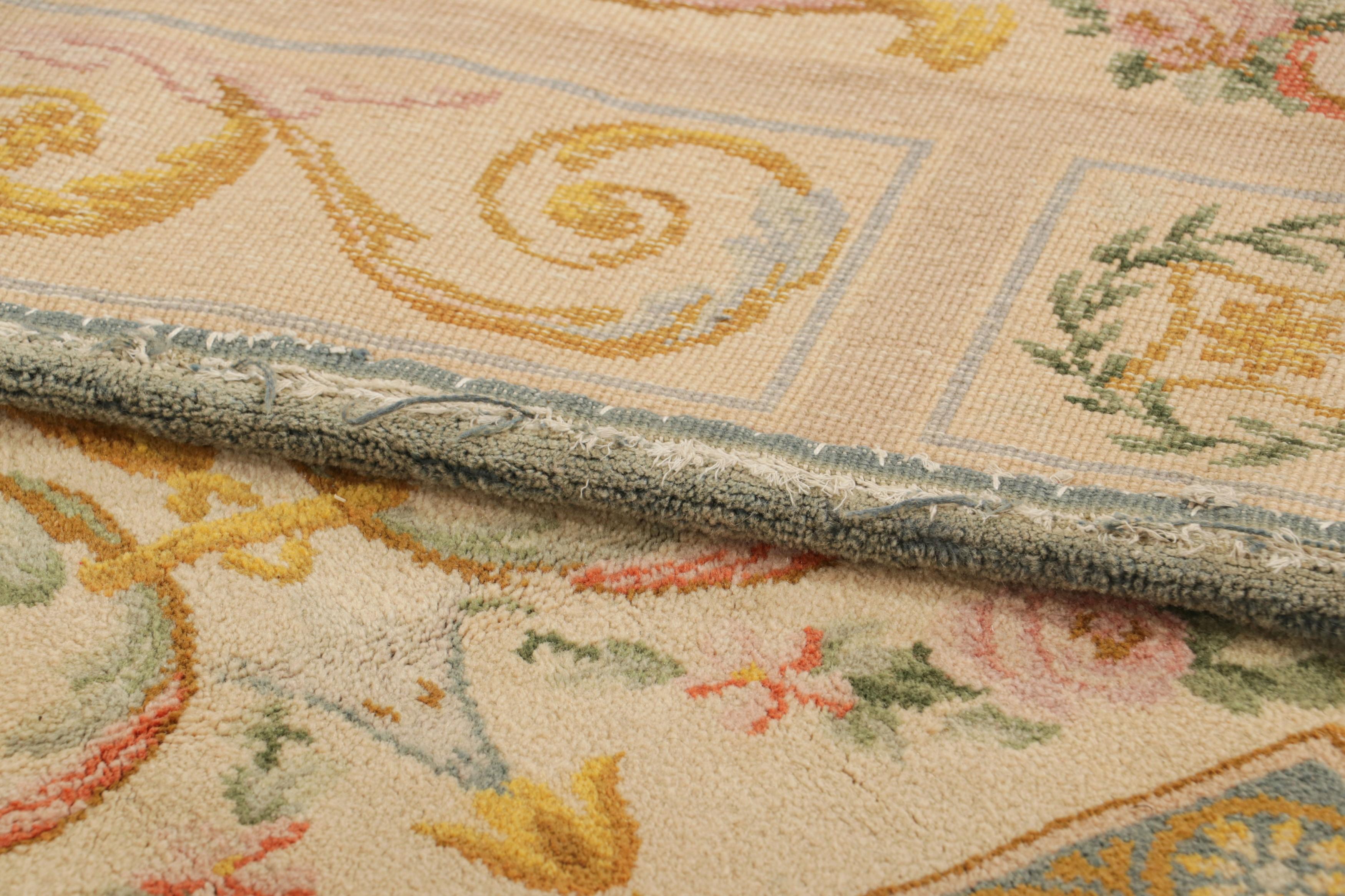 Alfombra francesa antigua de Savonnerie en color crema con motivos florales  Rug & Kilim Lana en venta