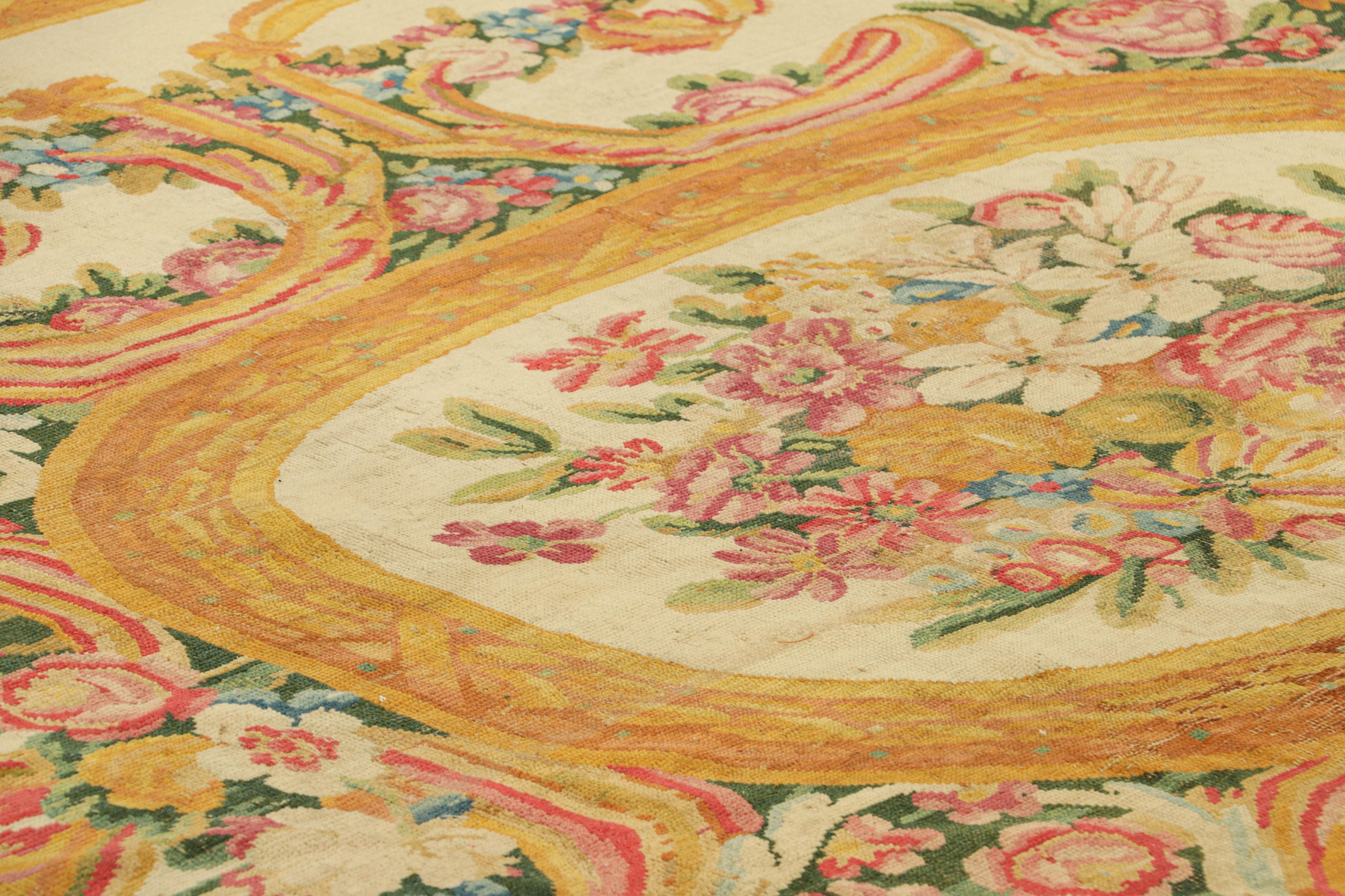 Noué à la main en laine en France vers 1890-1900, ce tapis ancien 9x15 de la Savonnerie française de style néoclassique est un chef-d'œuvre rare de la collection de tapis européens de Rug & Kilim.

Sur le Design/One

Les admirateurs de l'artisanat