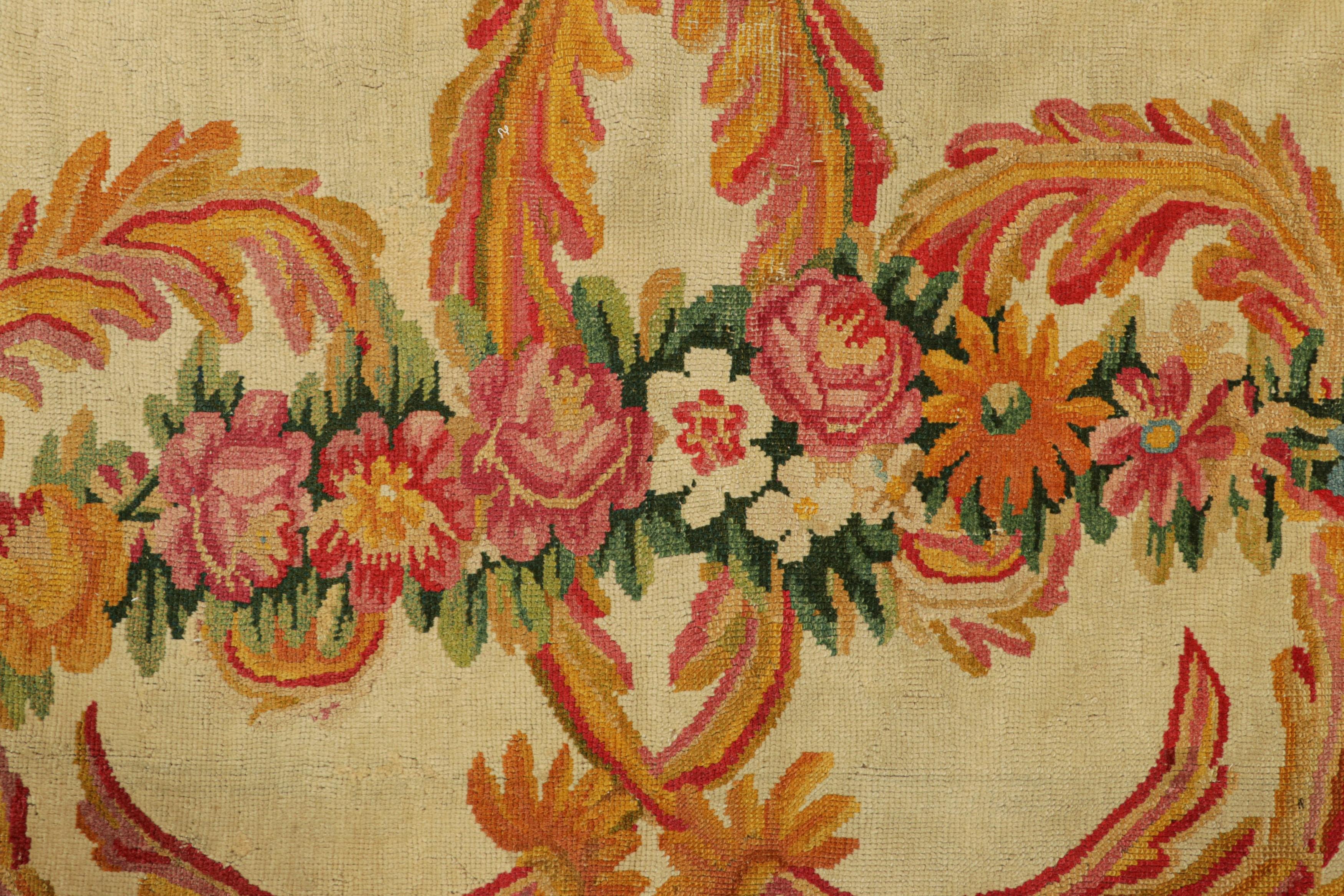 Français Tapis de Savonnerie français ancien de couleur crème avec médaillons floraux dorés  Rug & Kilim en vente