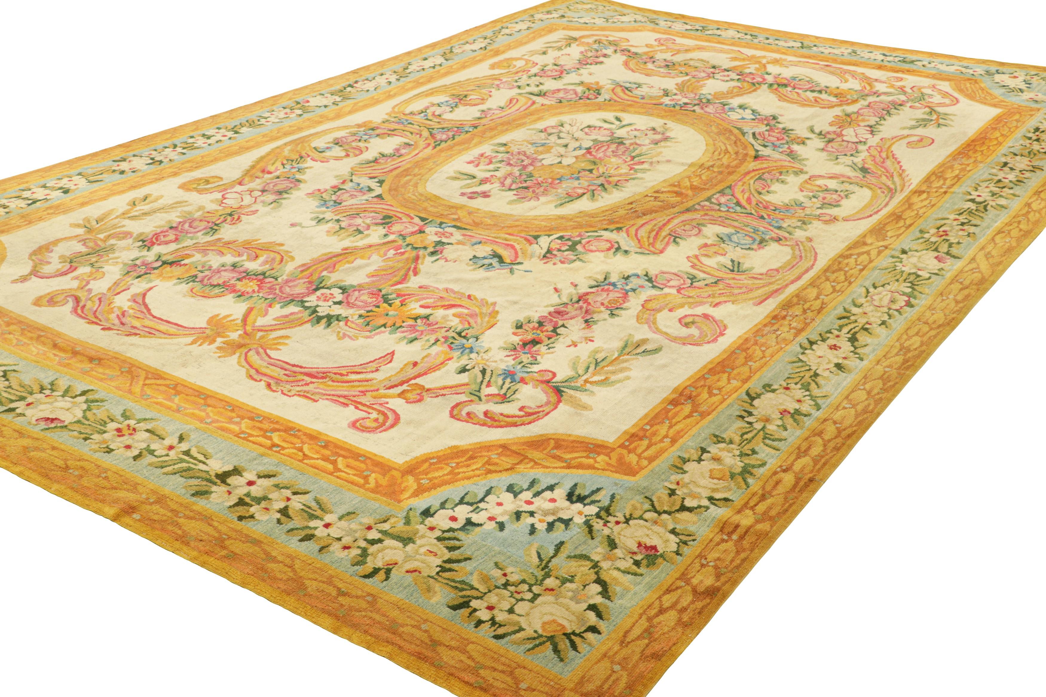 Noué à la main Tapis de Savonnerie français ancien de couleur crème avec médaillons floraux dorés  Rug & Kilim en vente