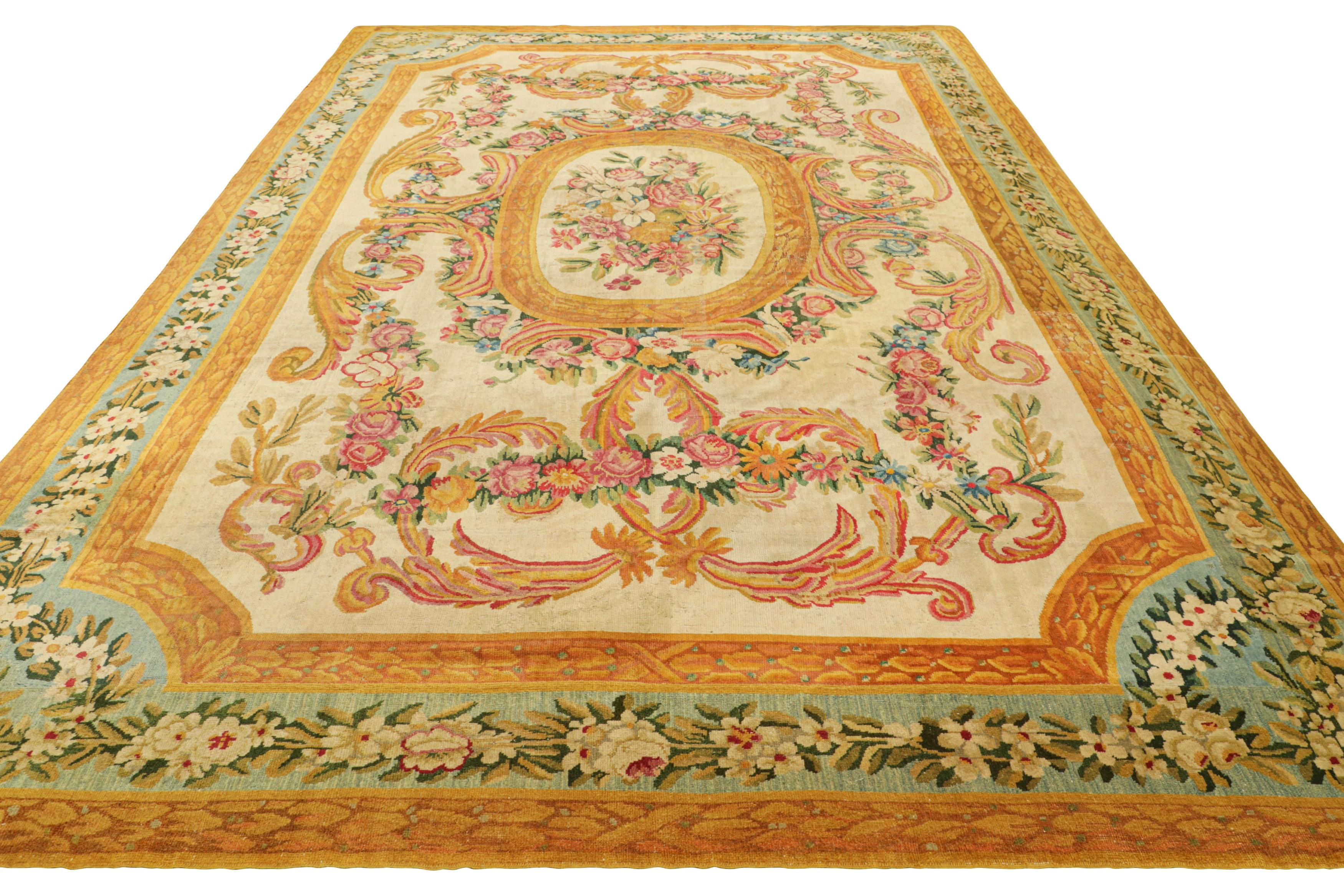 Tapis de Savonnerie français ancien de couleur crème avec médaillons floraux dorés  Rug & Kilim Bon état - En vente à Long Island City, NY