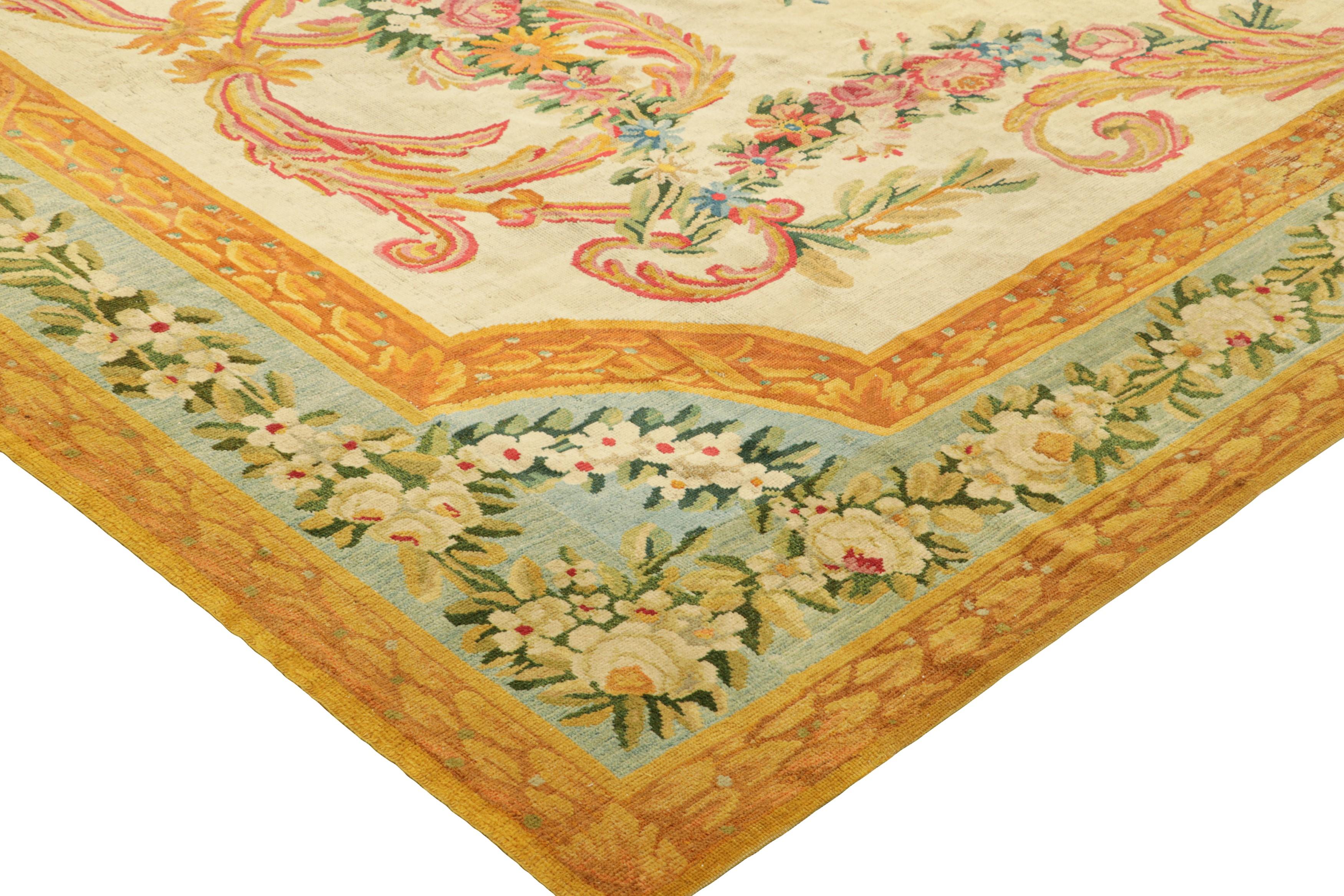 Fin du XIXe siècle Tapis de Savonnerie français ancien de couleur crème avec médaillons floraux dorés  Rug & Kilim en vente