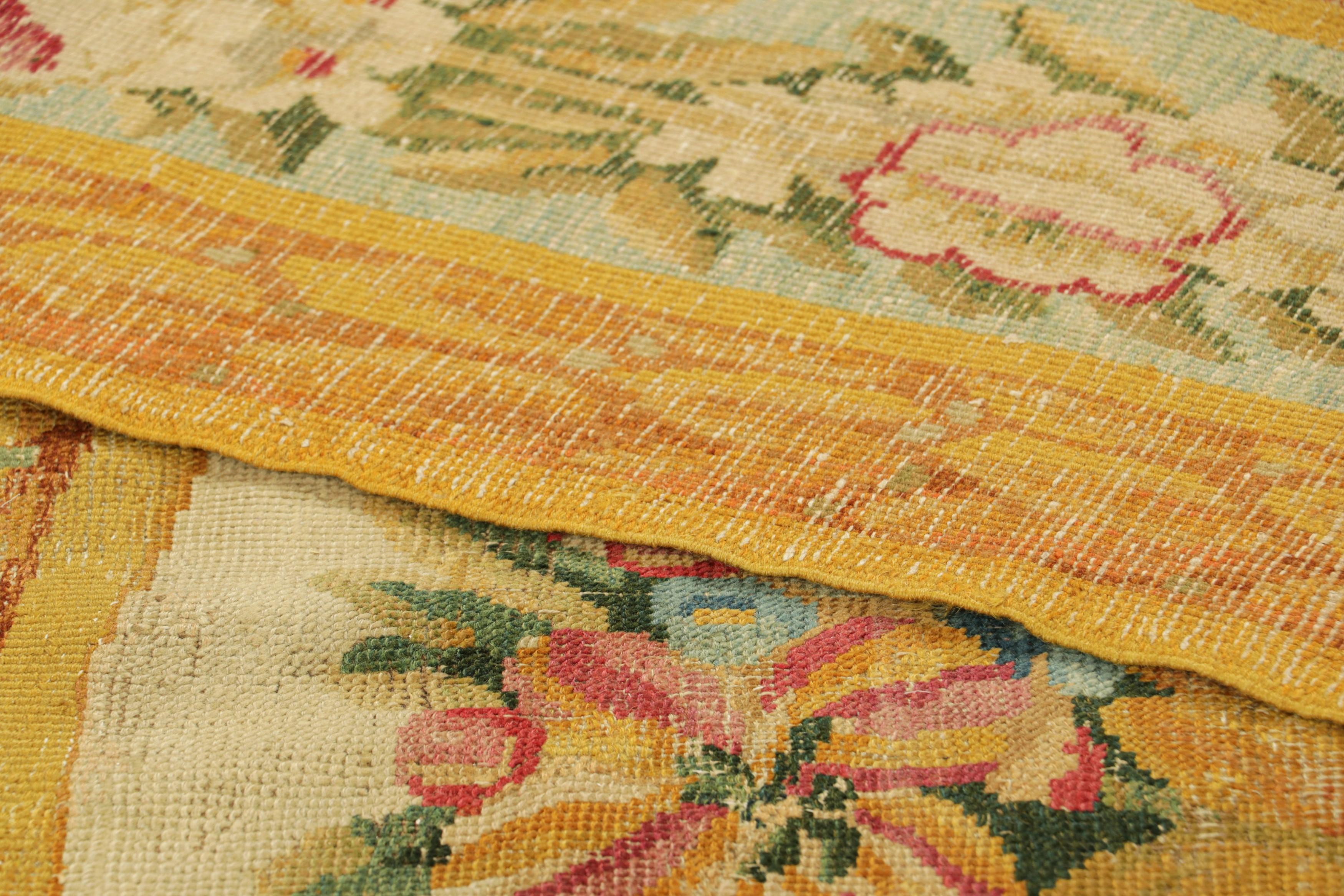 Laine Tapis de Savonnerie français ancien de couleur crème avec médaillons floraux dorés  Rug & Kilim en vente