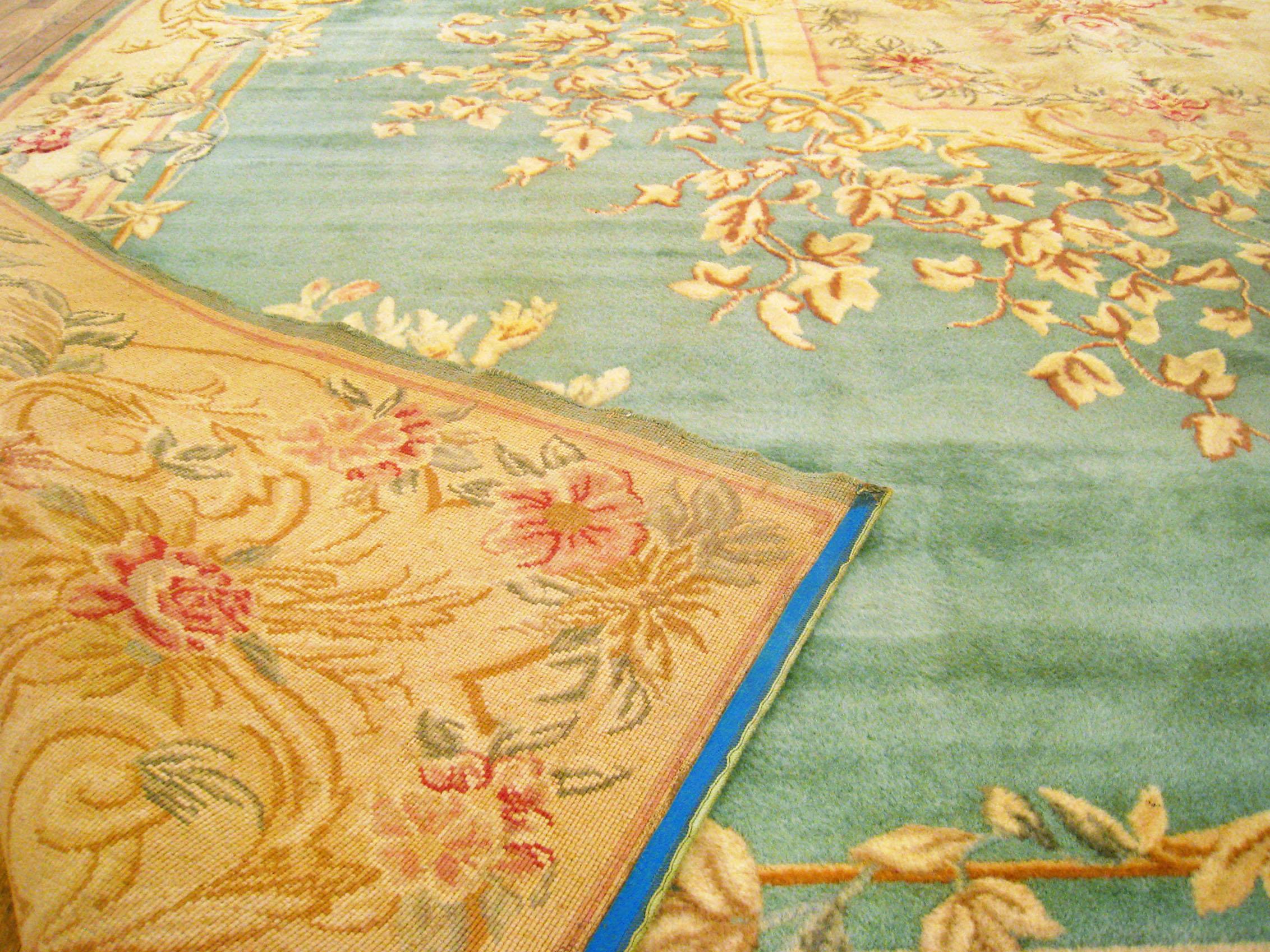 Antiker französischer Savonnerie-Teppich, großformatig, mit zentralem Medaillon im Angebot 6