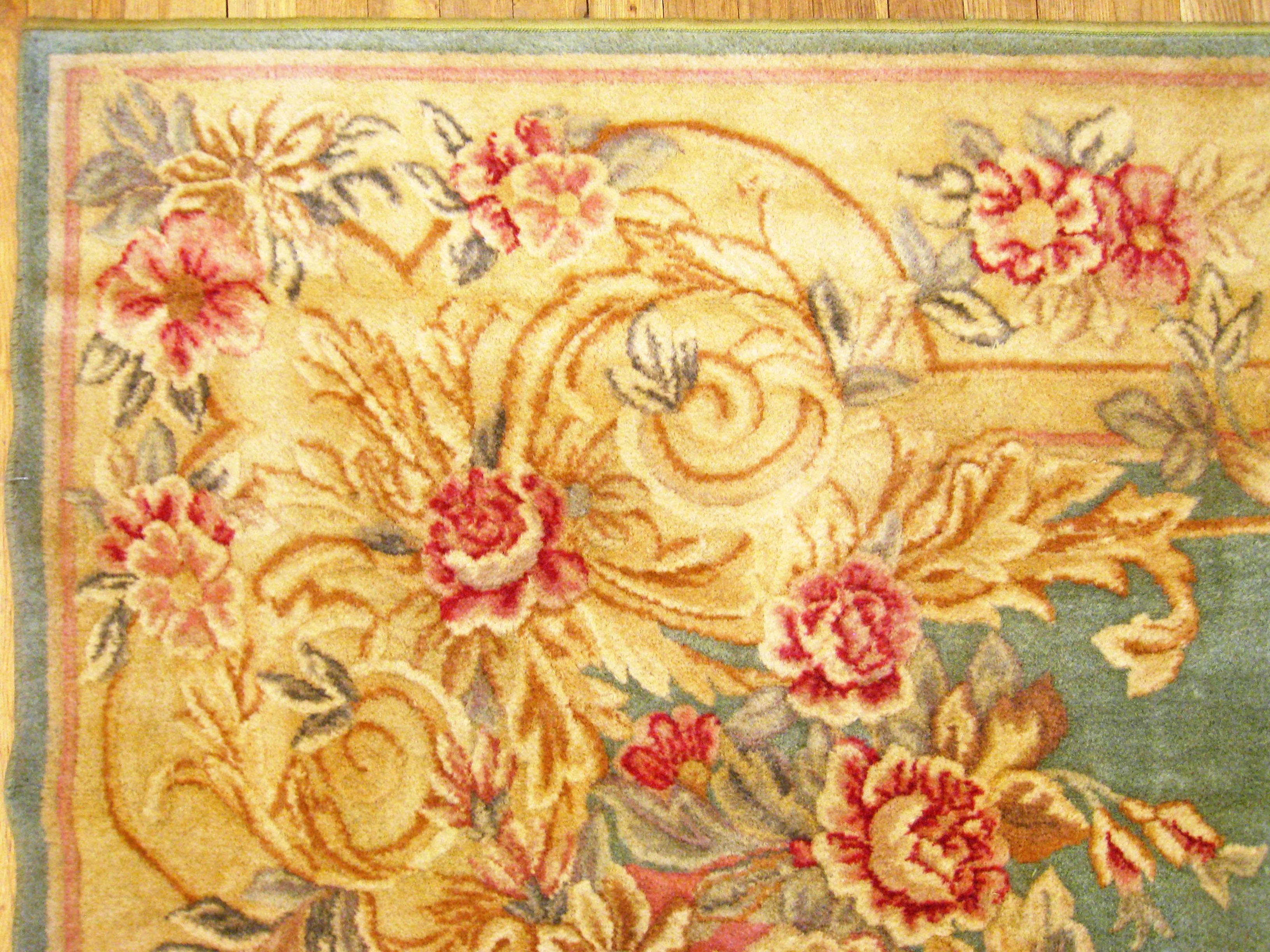 Antiker französischer Savonnerie-Teppich, großformatig, mit zentralem Medaillon (Französisch) im Angebot