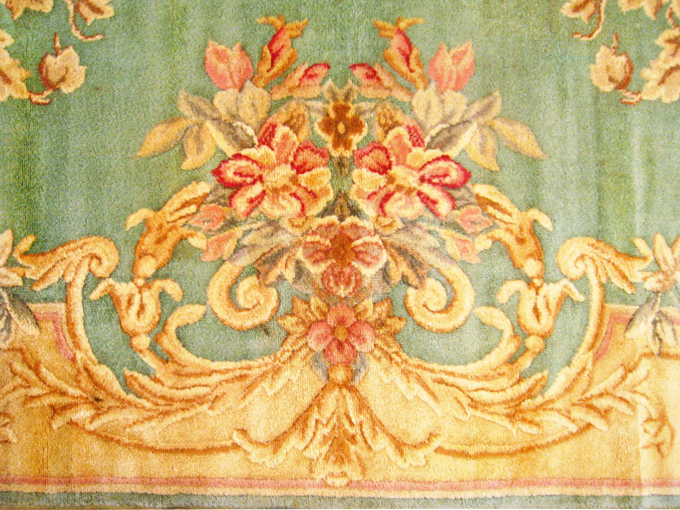 Antiker französischer Savonnerie-Teppich, großformatig, mit zentralem Medaillon (Handgeknüpft) im Angebot