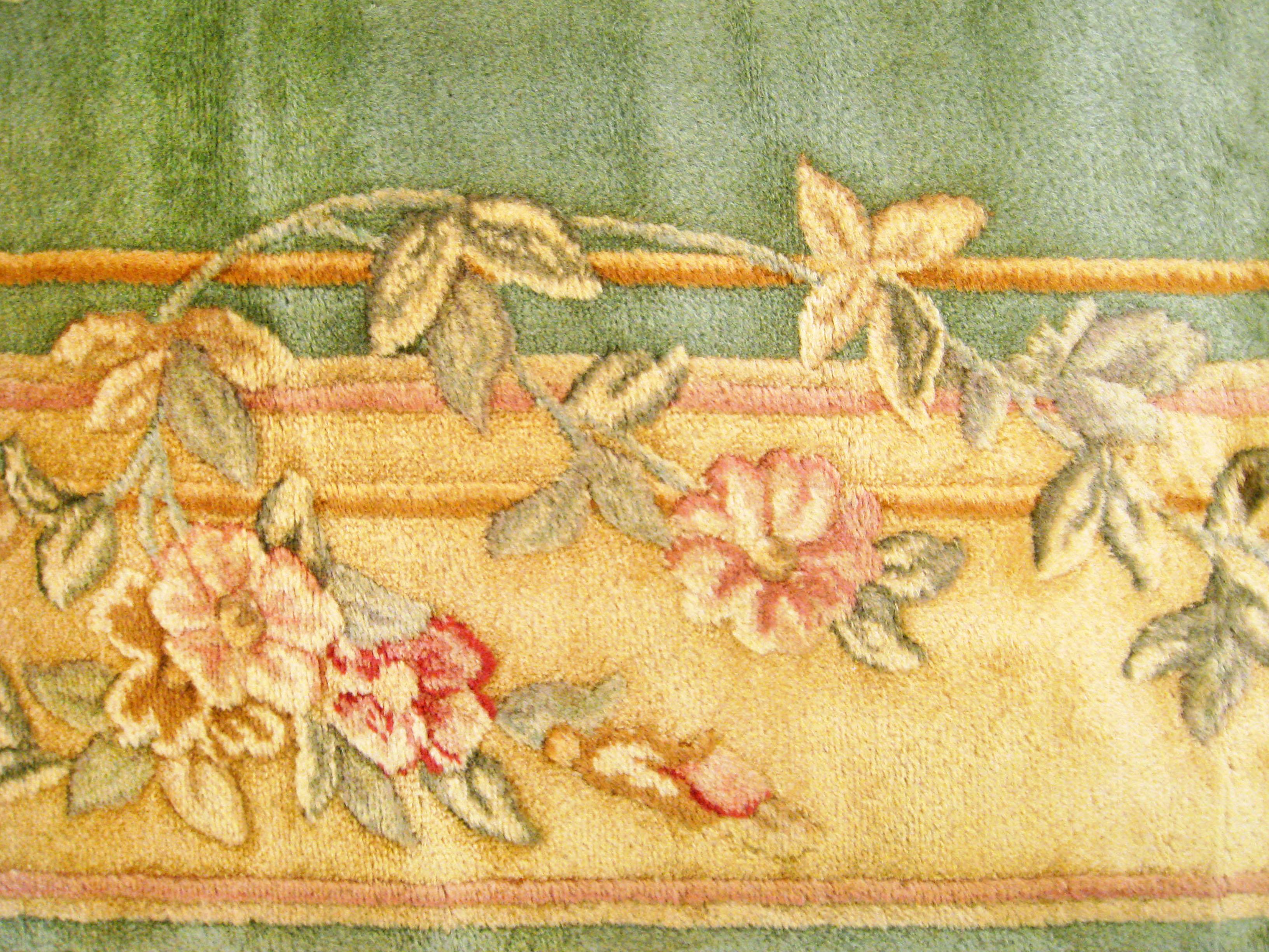 Antiker französischer Savonnerie-Teppich, großformatig, mit zentralem Medaillon im Zustand „Gut“ im Angebot in New York, NY