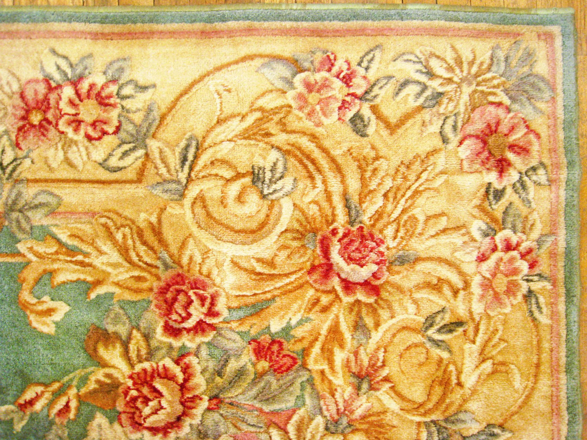 Antiker französischer Savonnerie-Teppich, großformatig, mit zentralem Medaillon (Mitte des 20. Jahrhunderts) im Angebot