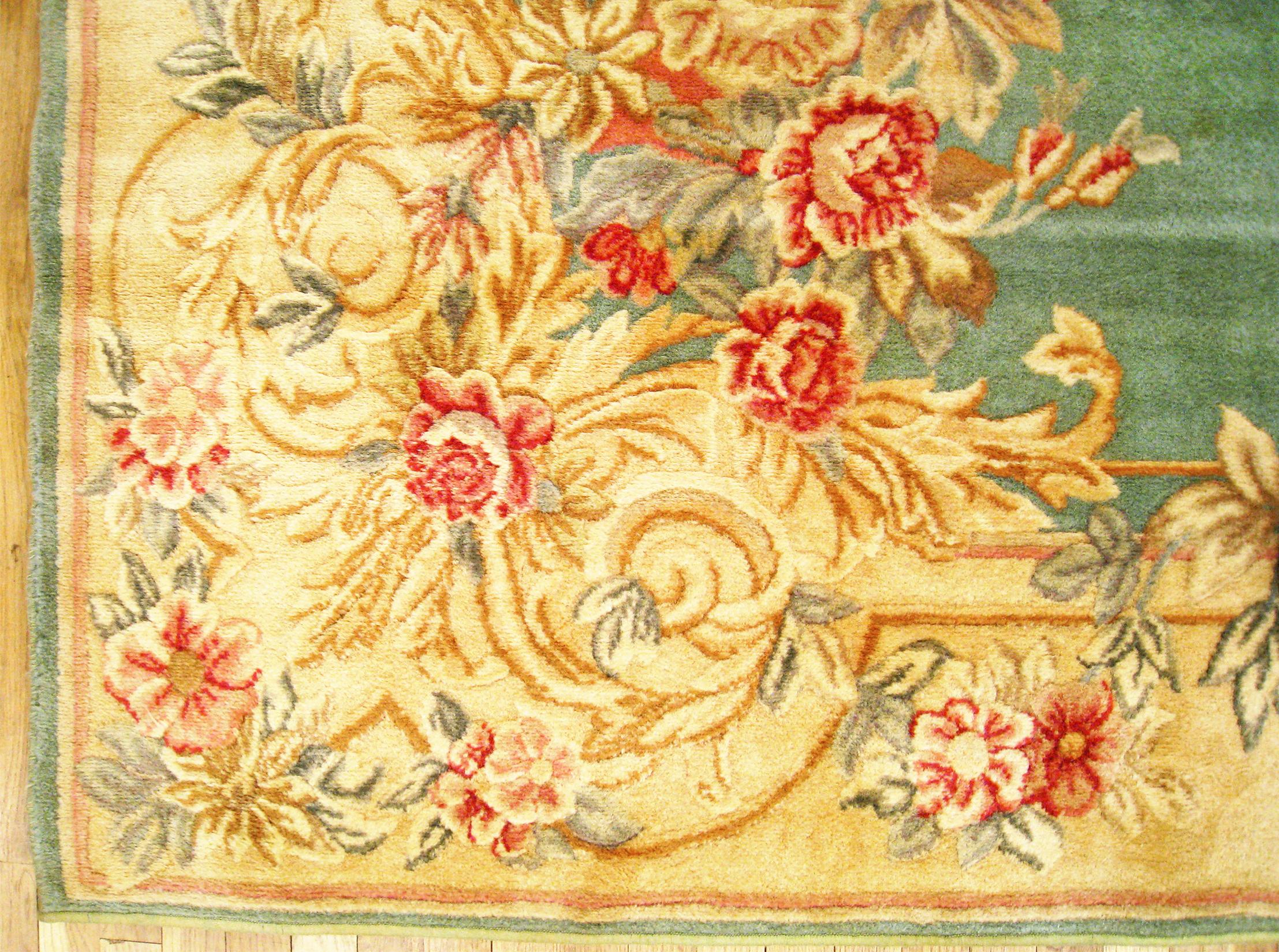 Antiker französischer Savonnerie-Teppich, großformatig, mit zentralem Medaillon (Wolle) im Angebot