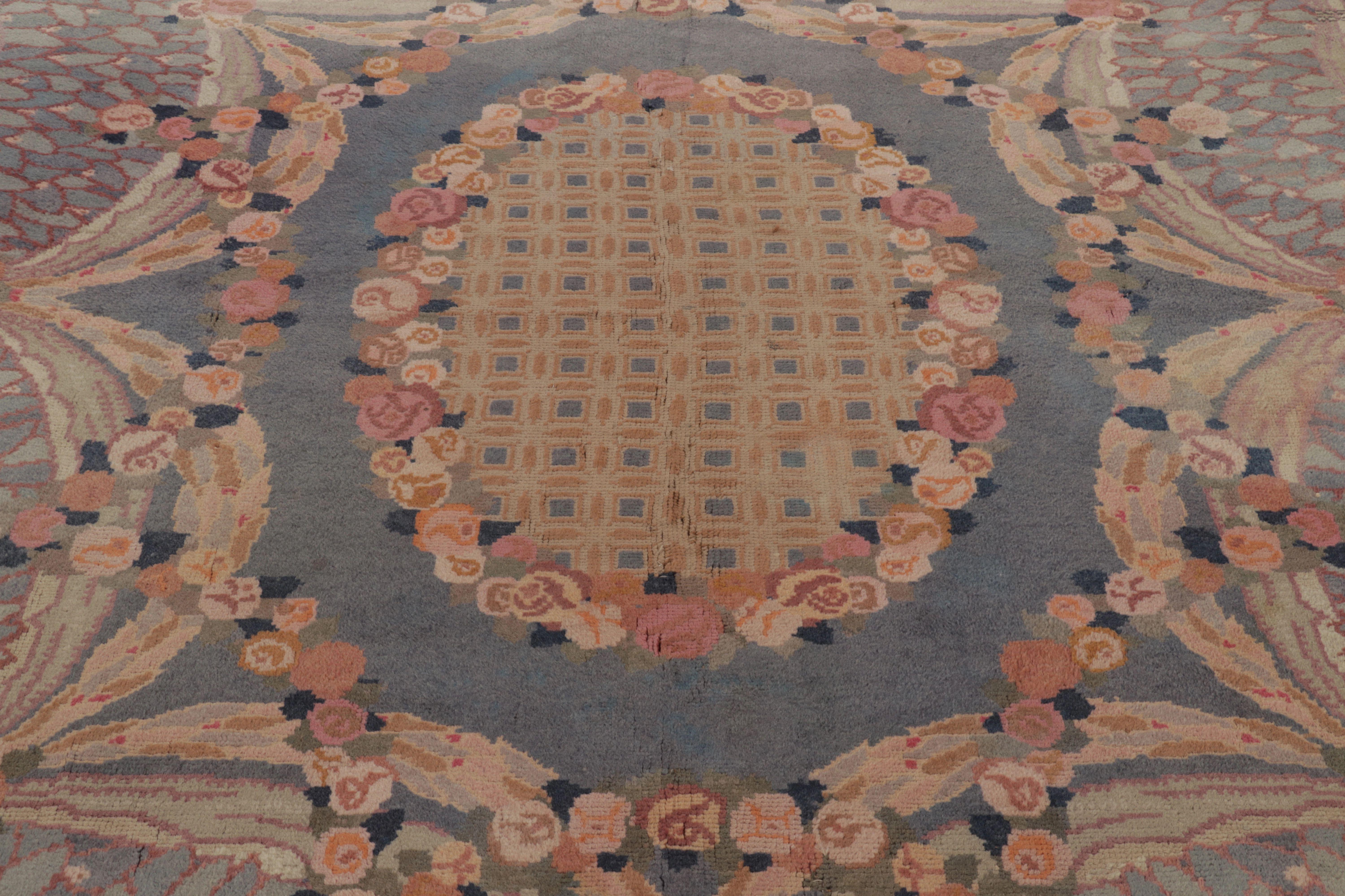 Dieser antike französische Savonnerie-Teppich im Format 7x9 ist ein einzigartiges und faszinierendes neues Sammlerstück aus den seltenen europäischen Sammlungen von Rug & Kilim. Er wurde um 1910-1920 aus üppiger Wolle handgeknüpft. Dieses