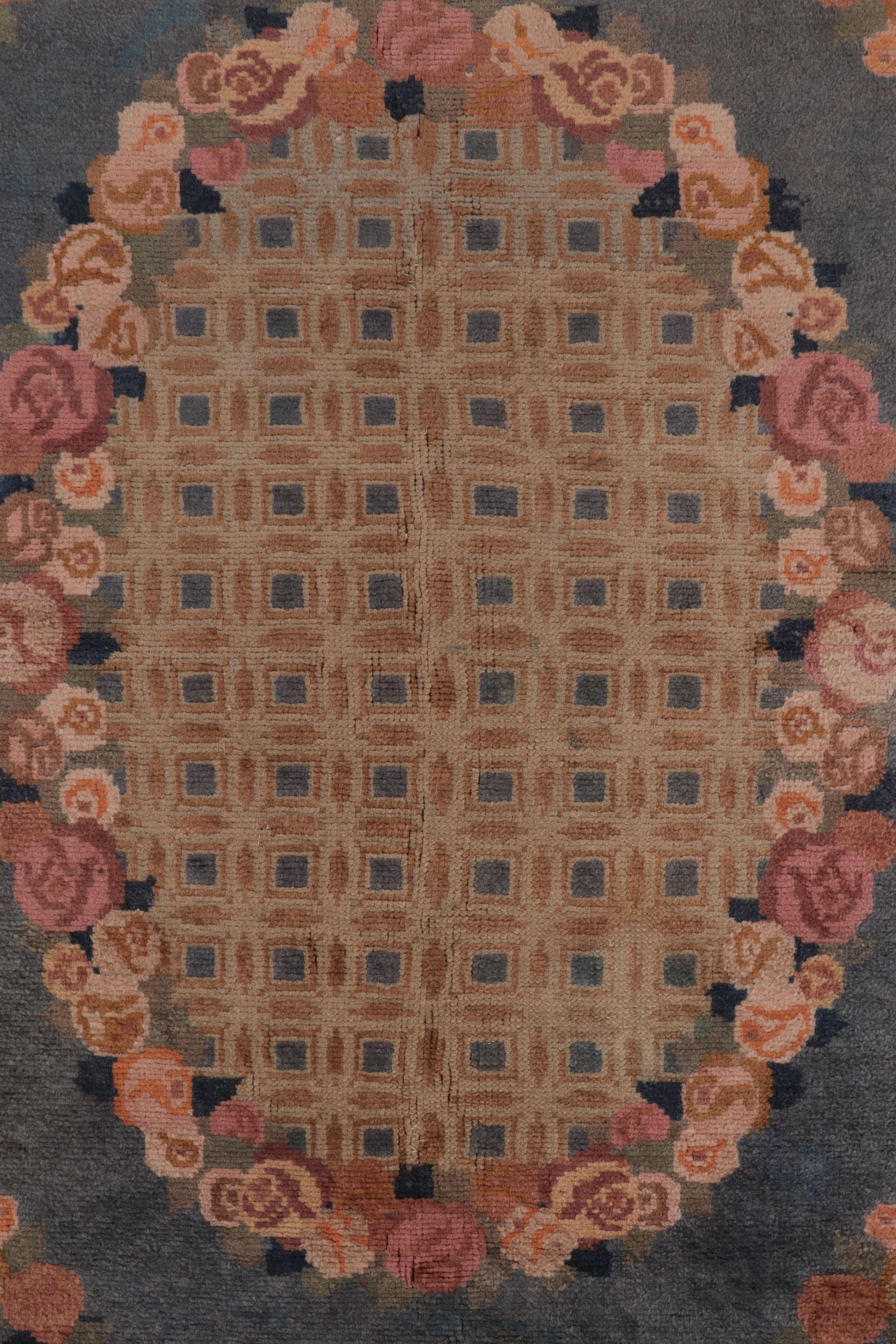 Antique French Savonnerie-Teppich, Rosenmedaillon in Himmelblau und Koralle - Rug & Kilim (Handgeknüpft) im Angebot