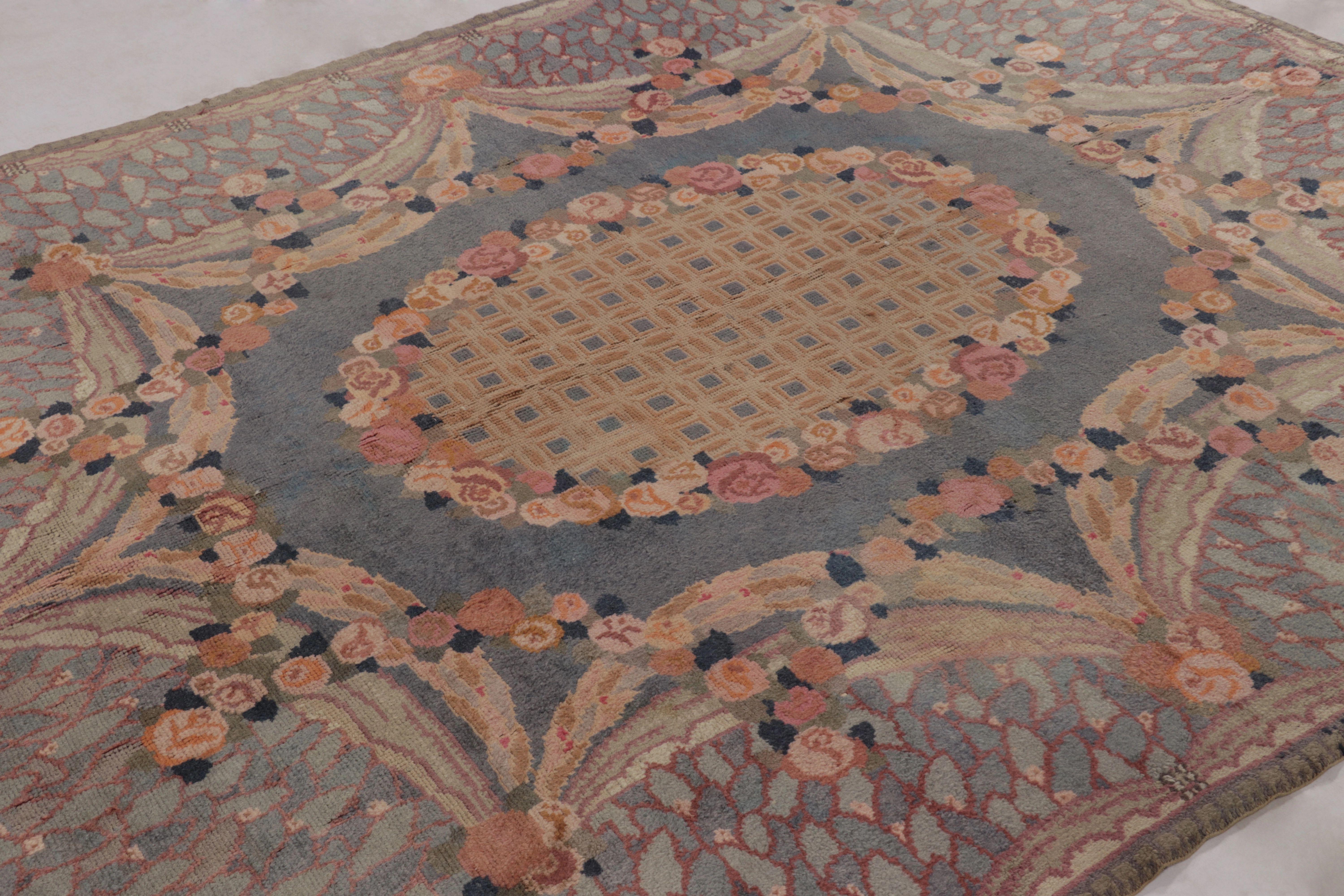 Antique French Savonnerie-Teppich, Rosenmedaillon in Himmelblau und Koralle - Rug & Kilim im Zustand „Gut“ im Angebot in Long Island City, NY