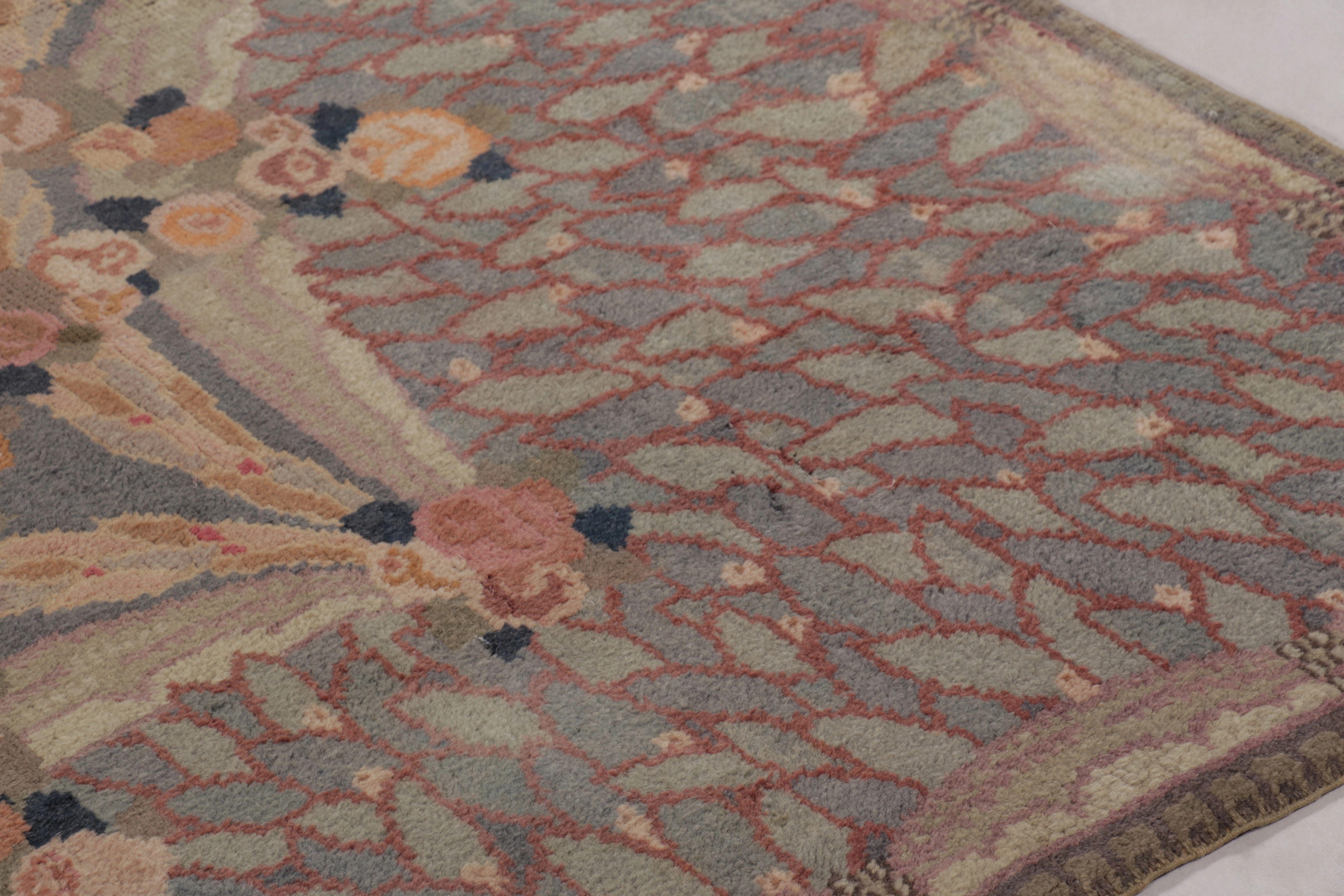 Antique French Savonnerie-Teppich, Rosenmedaillon in Himmelblau und Koralle - Rug & Kilim (Frühes 20. Jahrhundert) im Angebot