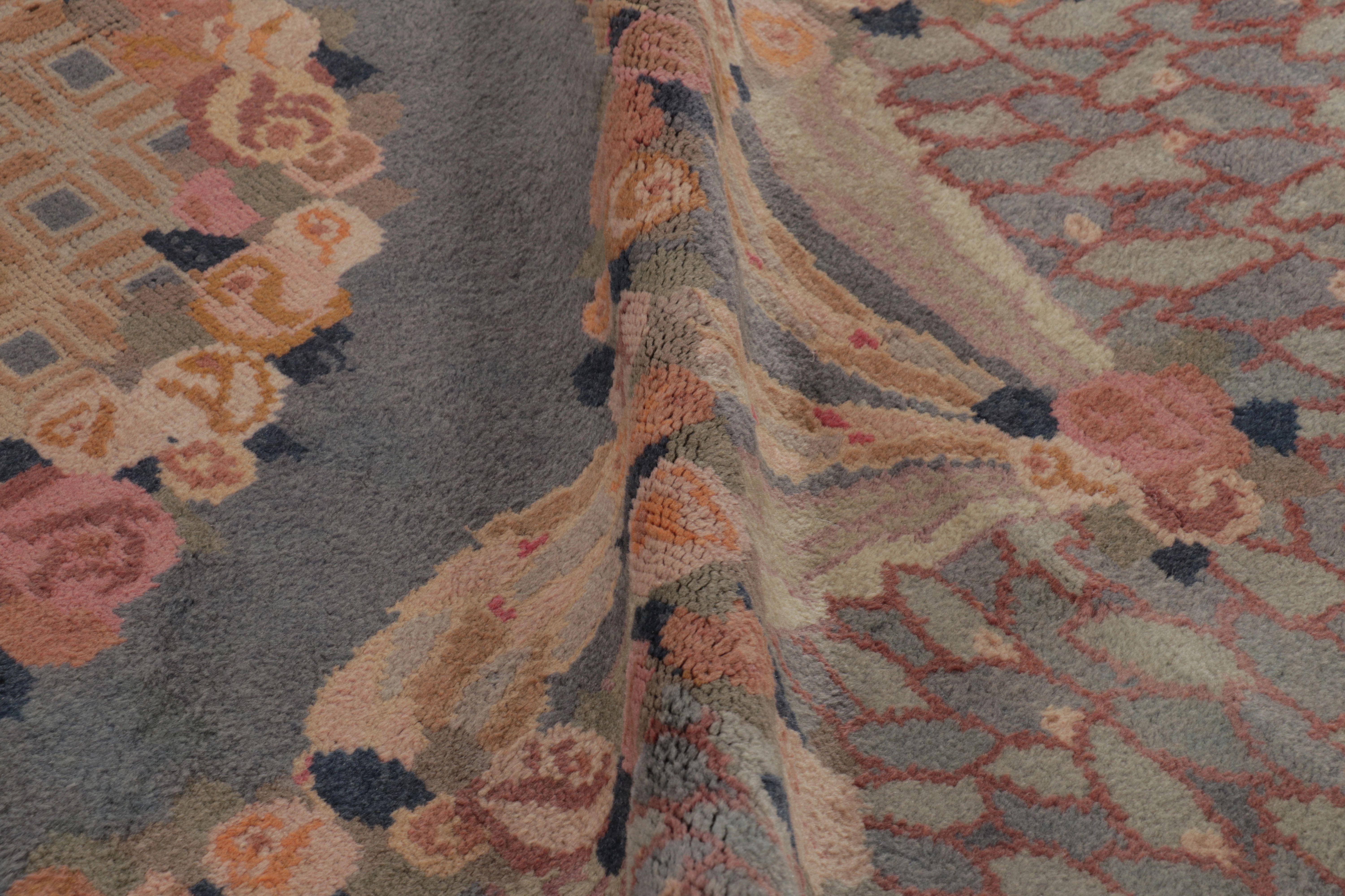 Antique French Savonnerie-Teppich, Rosenmedaillon in Himmelblau und Koralle - Rug & Kilim (Wolle) im Angebot