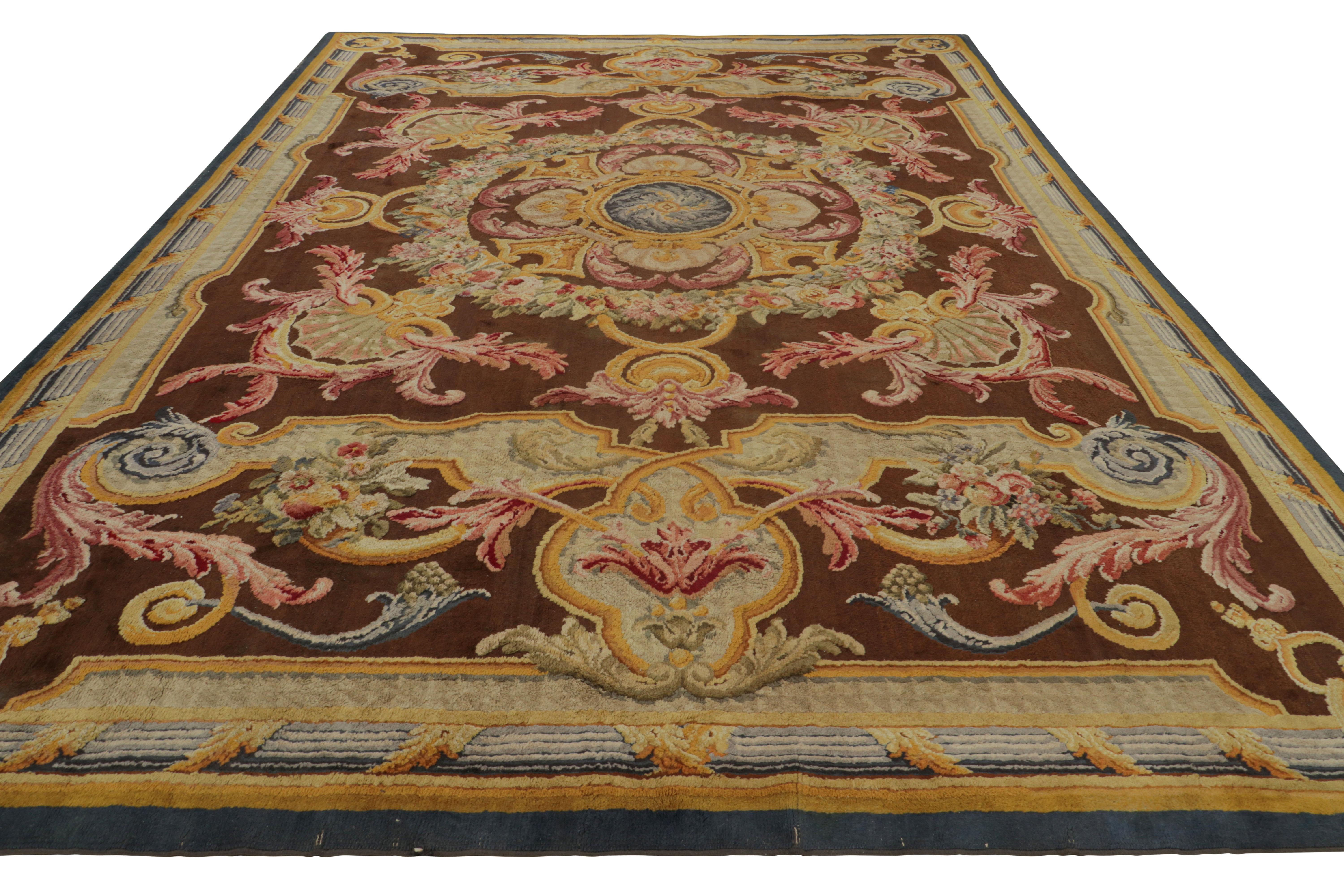Antique French Savonnerie Rug with Floral Medallion - Rug & Kilim In Good Condition For Sale In Long Island City, NY