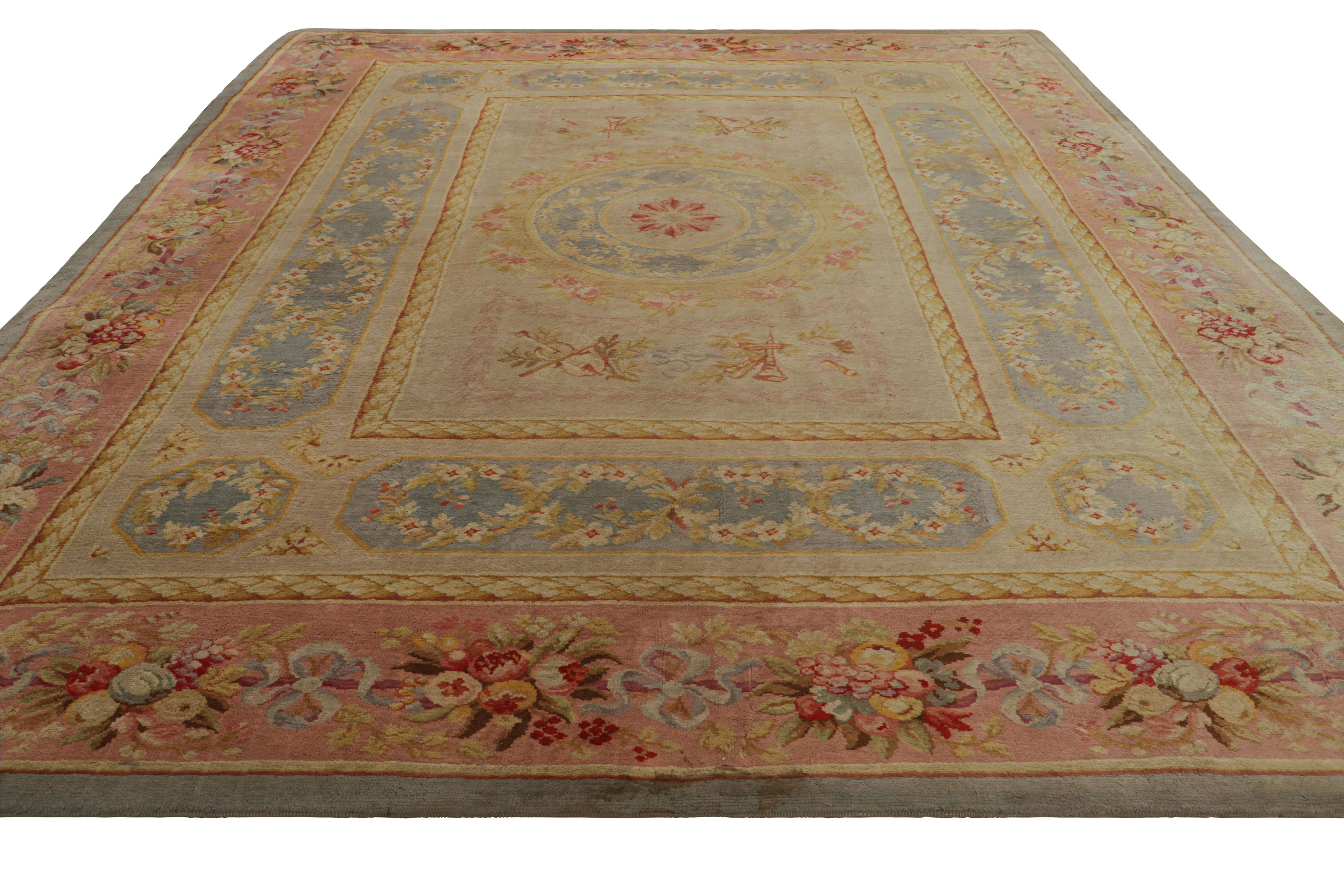 Antique French Savonnerie Rug with Floral Medallion - Rug & Kilim In Good Condition For Sale In Long Island City, NY