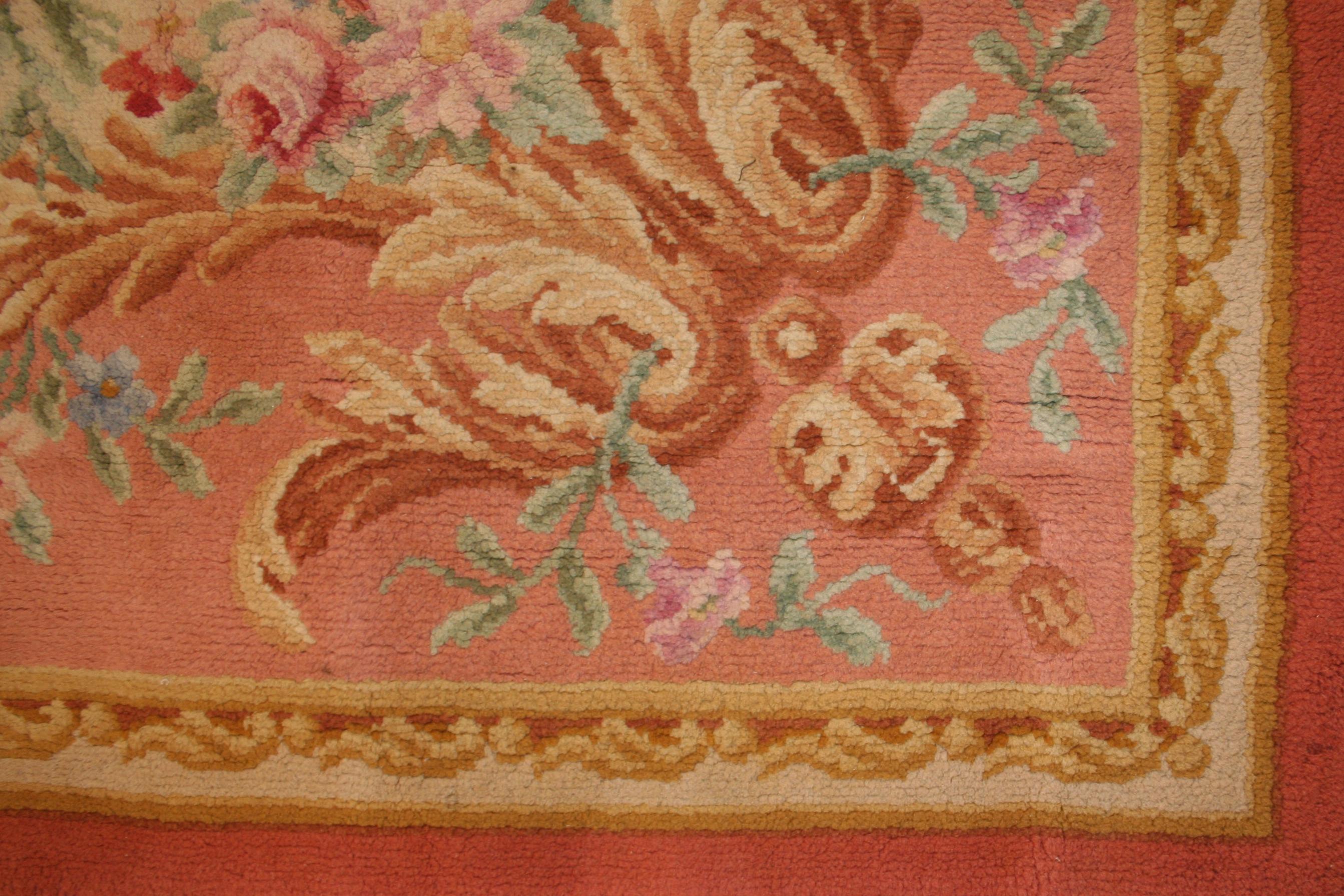 Dieser antike französische Savonnerie-Teppich zeichnet sich durch einen elfenbeinfarbenen Hintergrund aus, der von floralen Elementen in Pastelltönen unterbrochen wird. Er ist charakteristisch für den spätbarocken Stil, der in Frankreich zur Zeit