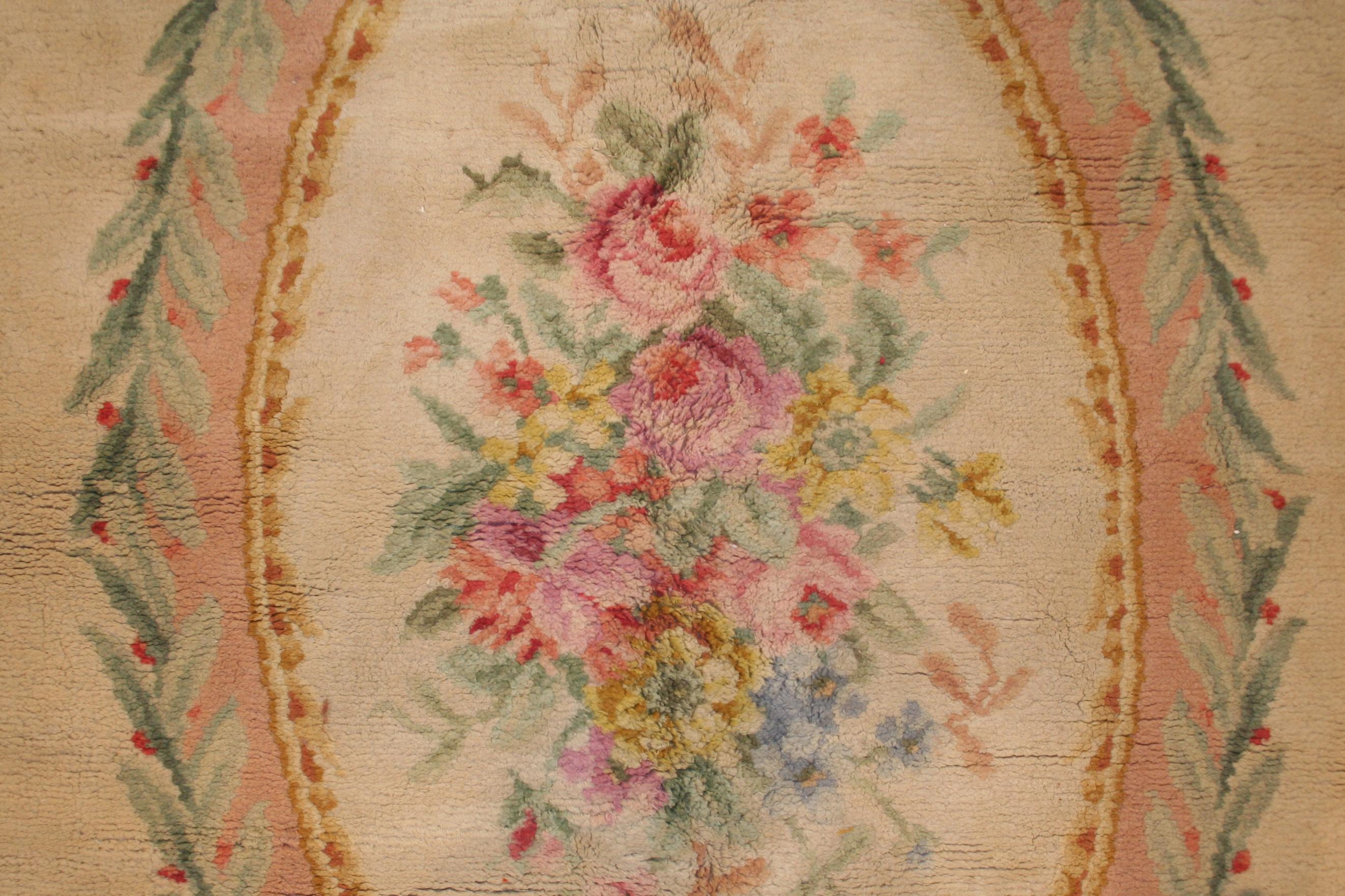 Antiker französischer Savonnerie-Teppich mit elfenbeinfarbenem Hintergrund (Handgeknüpft) im Angebot