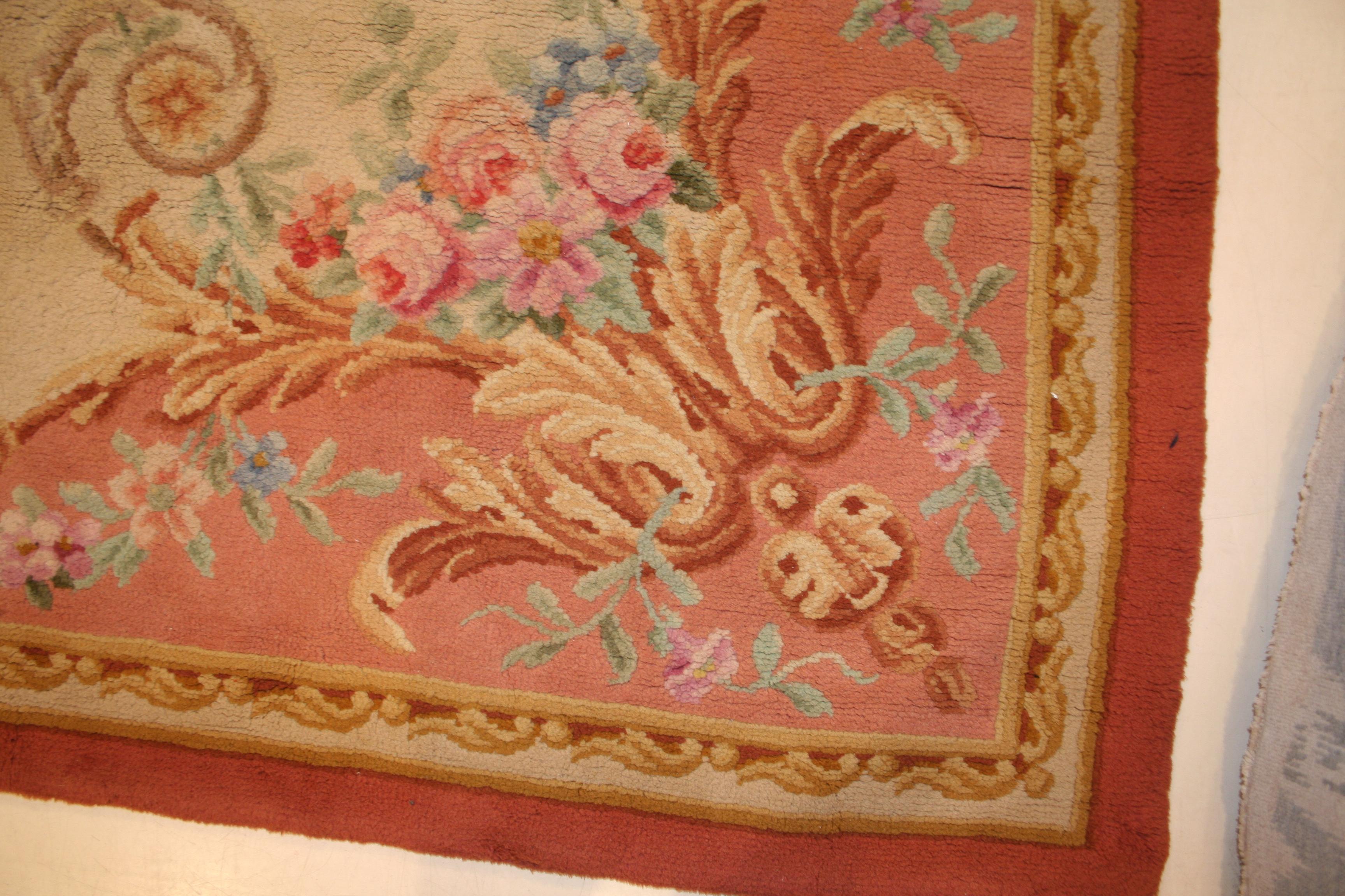 Antique French Savonnerie Rug with Ivory Background In Excellent Condition For Sale In Milan, IT