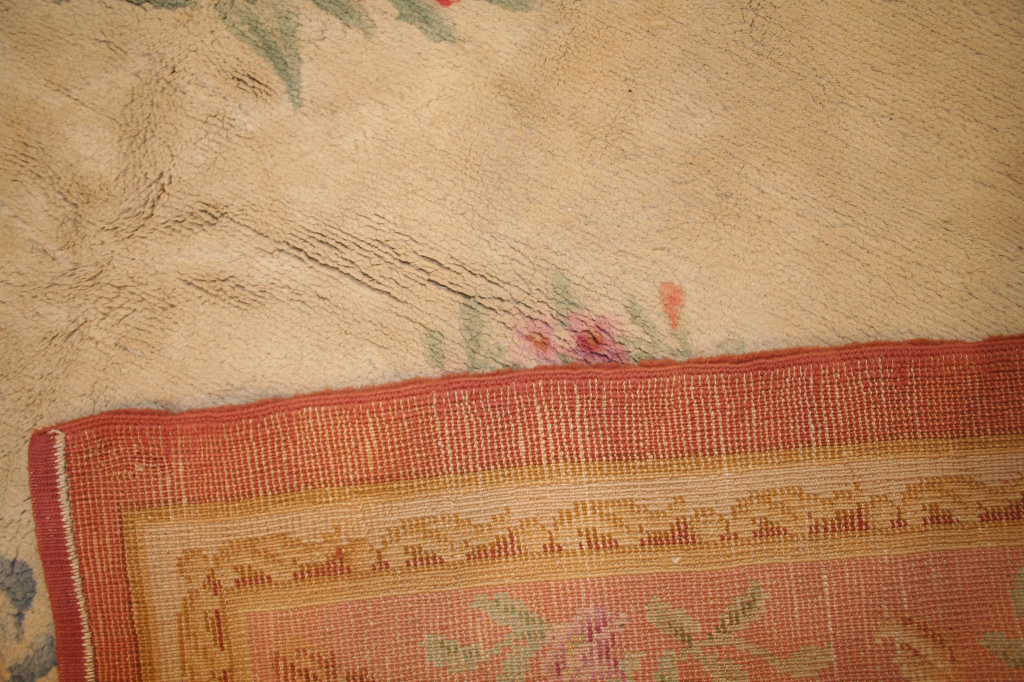 Antiker französischer Savonnerie-Teppich mit elfenbeinfarbenem Hintergrund im Angebot 1