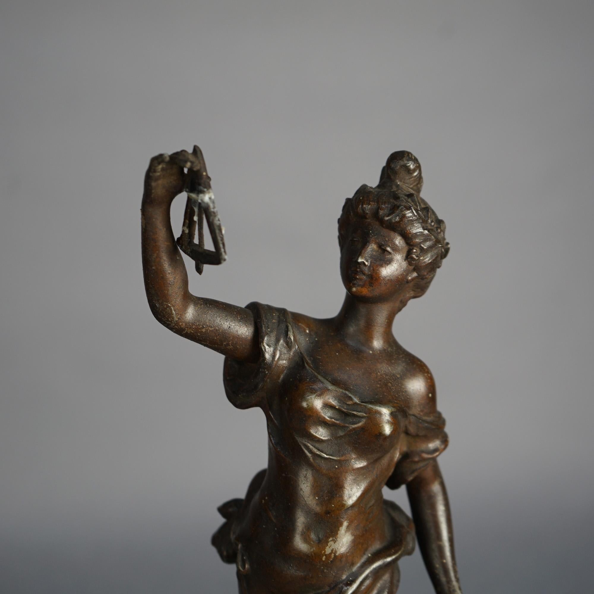Ancienne Scientia française, horloge figurative en métal bronzé et marbre rouge avec femme et pieds en forme de feuillage, C1890

Dimensions : 20,75''H x 11,5''L x 7''P