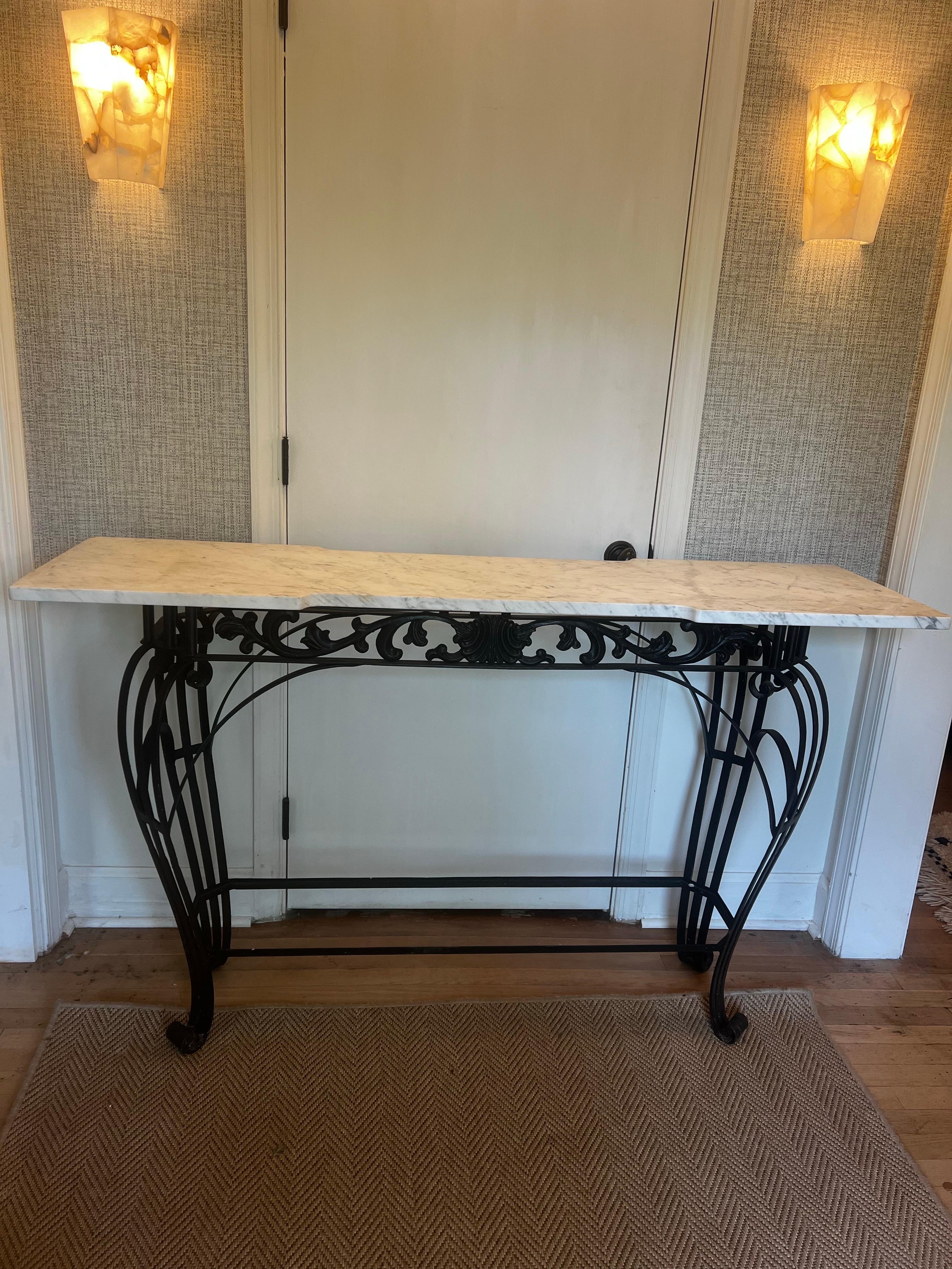 Tavolo consolle in ferro battuto con splendida lavorazione a volute.
Piano in marmo bianco di Carrara.  
Misure circa 59.25 x 35.5 x 17.25

La consegna sulla costa orientale è possibile a pagamento.   Invia un messaggio per un preventivo.