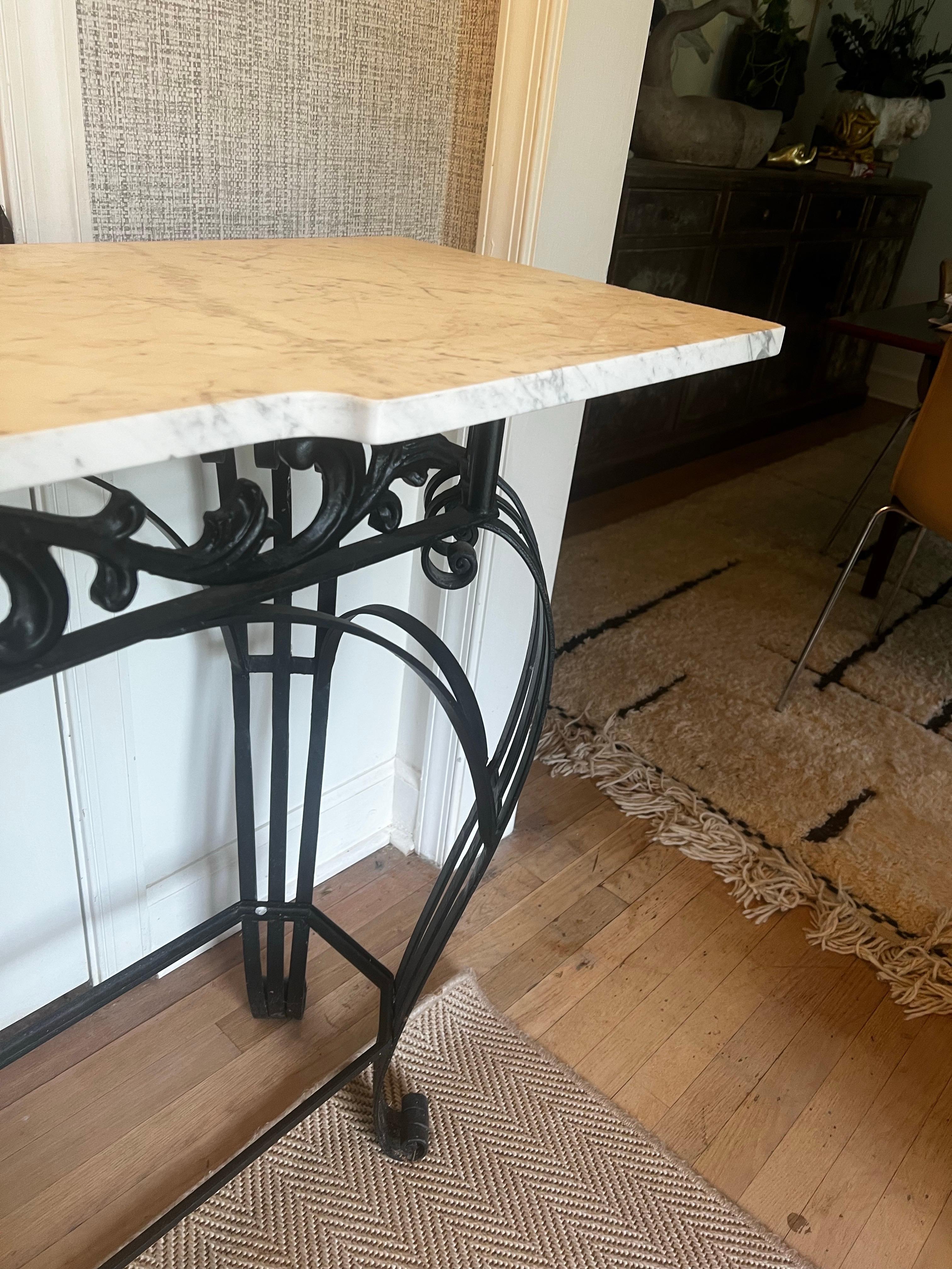 Francese Antique French Console/Centralino in ferro a spirale con piano in marmo di Carrara in vendita