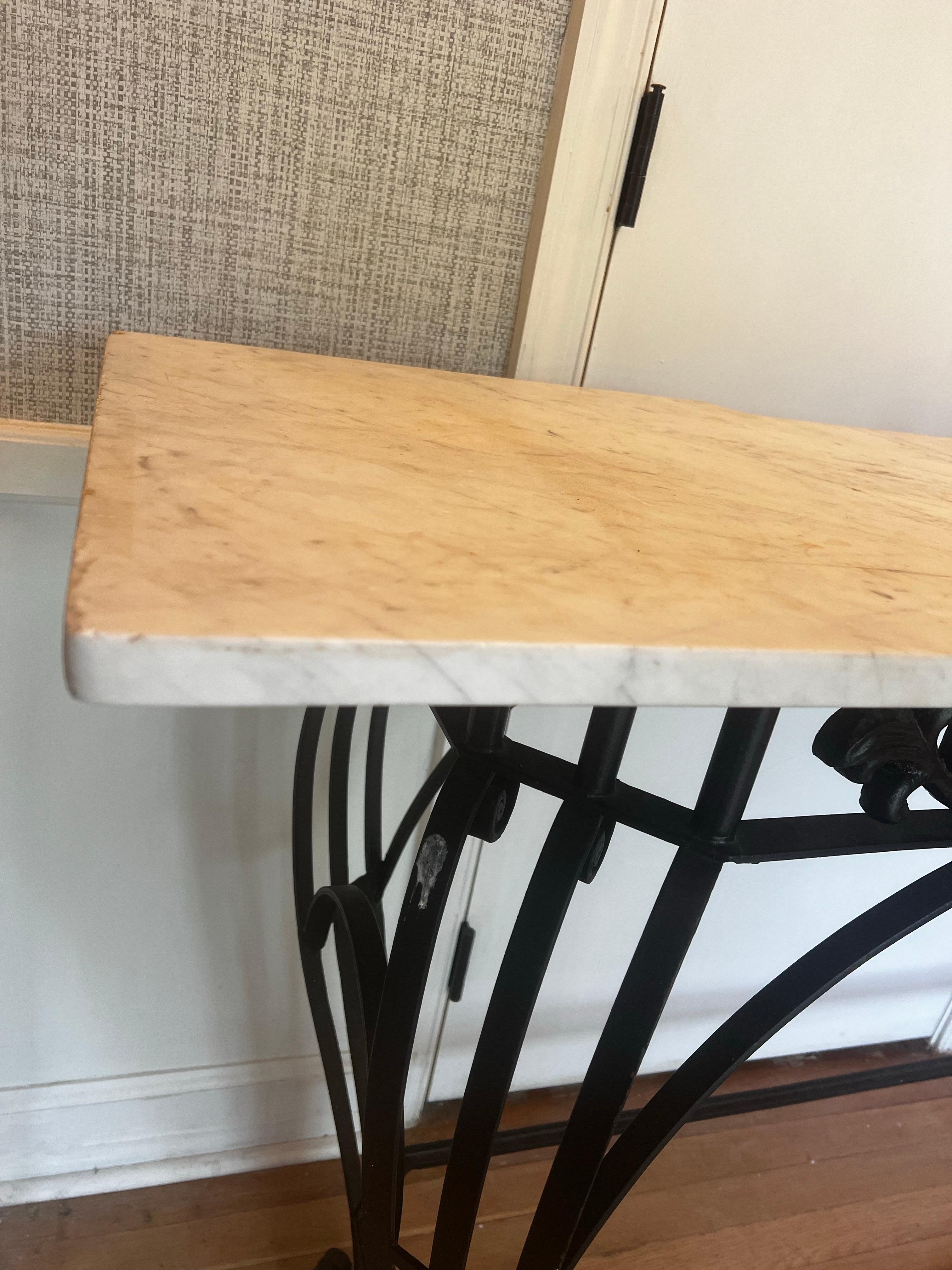 Antique French Console/Centralino in ferro a spirale con piano in marmo di Carrara In condizioni buone in vendita a Los Angeles, CA