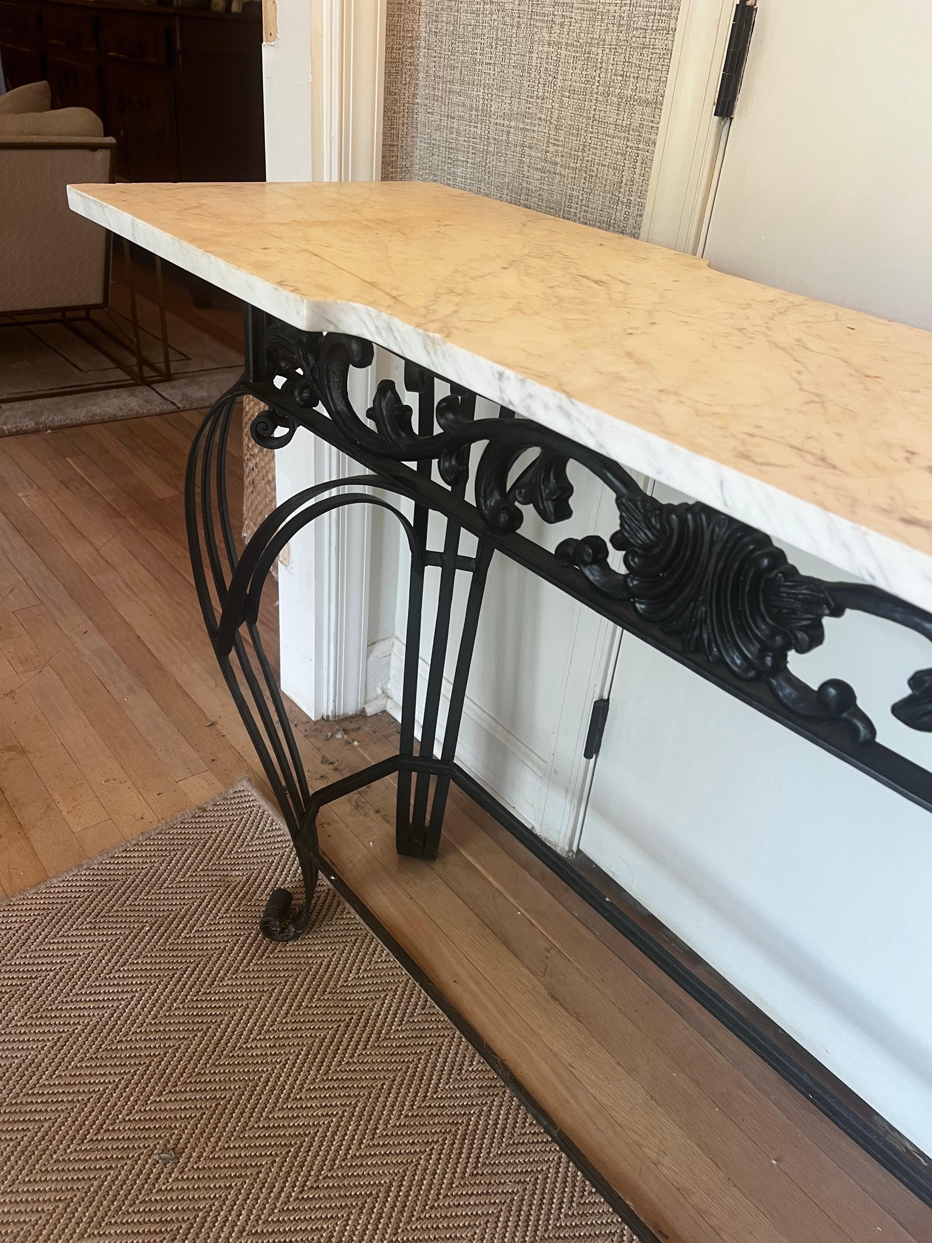 XX secolo Antique French Console/Centralino in ferro a spirale con piano in marmo di Carrara in vendita