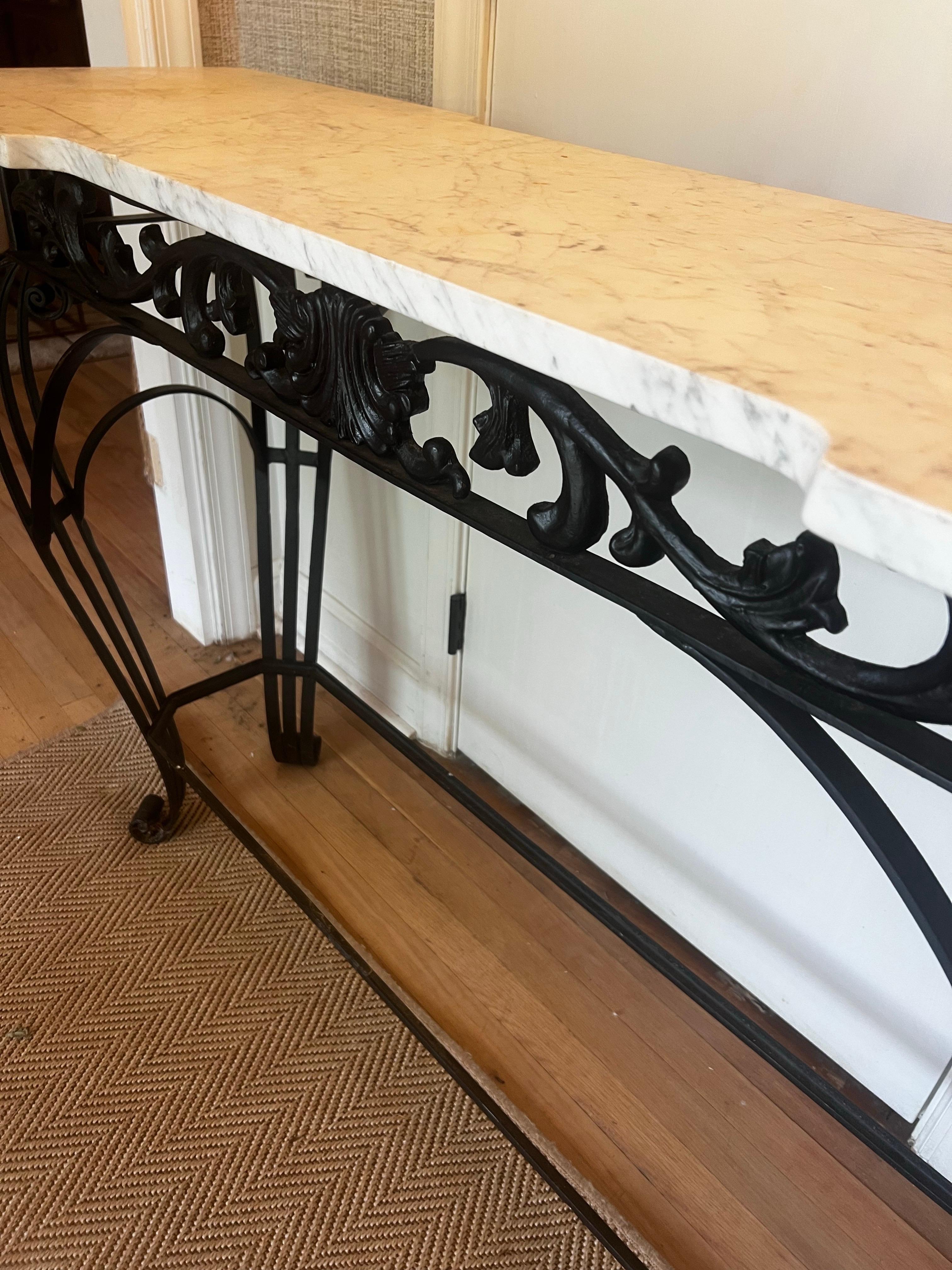 Ferro battuto Antique French Console/Centralino in ferro a spirale con piano in marmo di Carrara in vendita