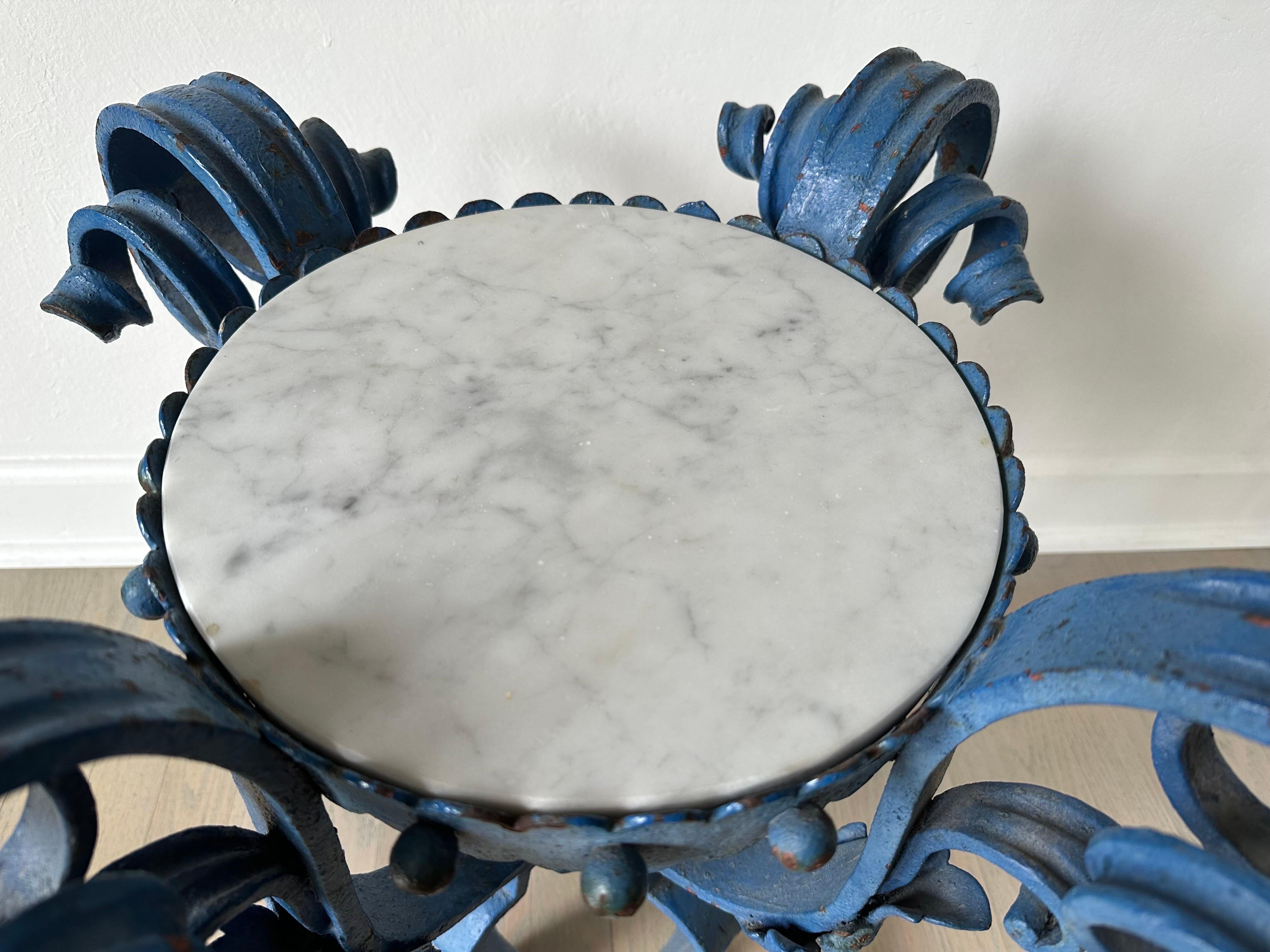 Table d'appoint ancienne en fer à volutes avec plateau en marbre Bon état - En vente à North Miami, FL
