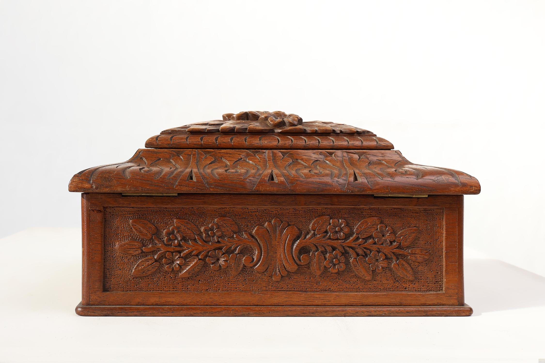 Antiguo costurero francés esculpido en roble, ca. 1900 en venta 4