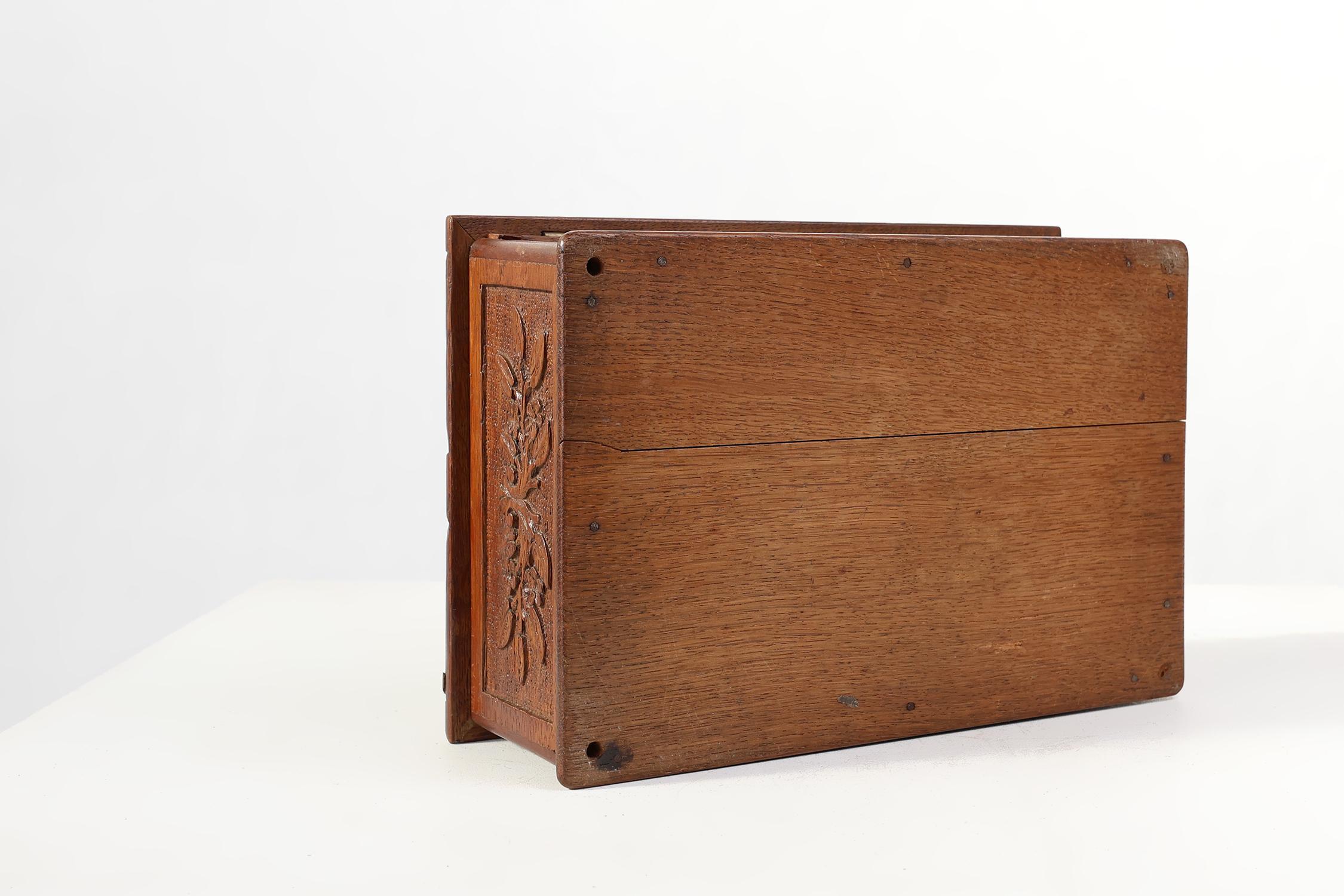 Antiguo costurero francés esculpido en roble, ca. 1900 en venta 5