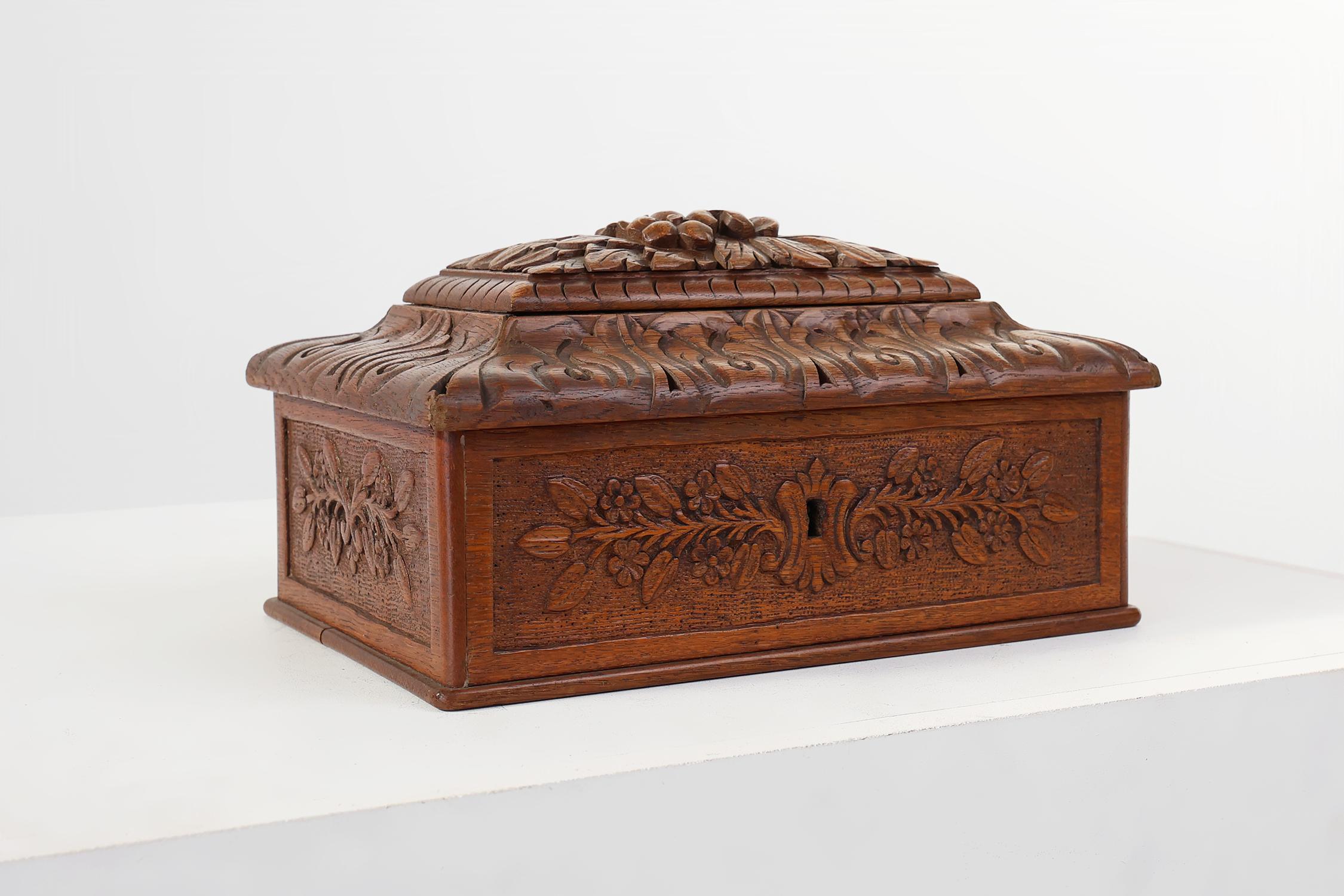 Antiguo costurero francés esculpido en roble, ca. 1900 Rococó en venta