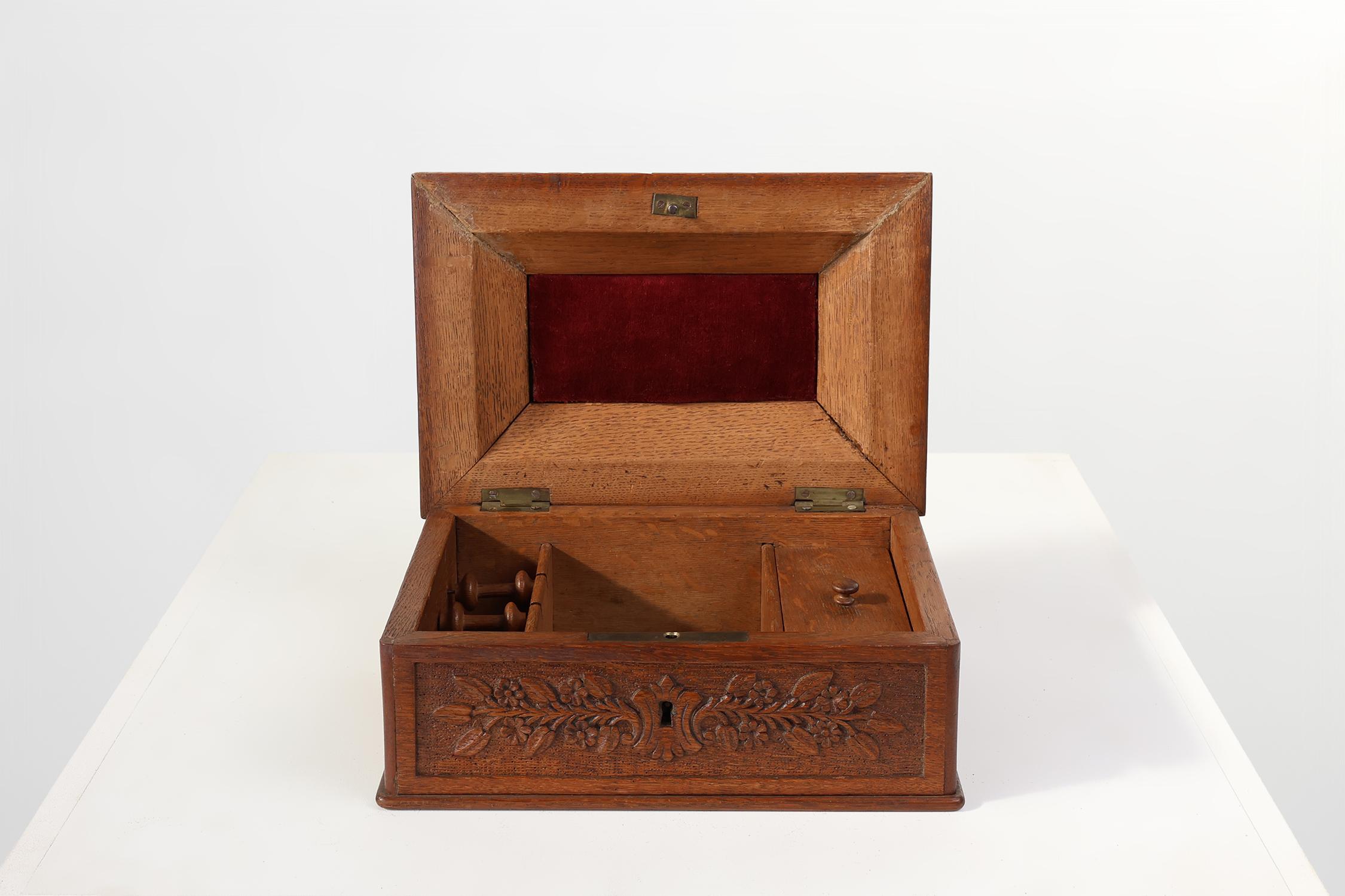 Antiguo costurero francés esculpido en roble, ca. 1900 Francés en venta
