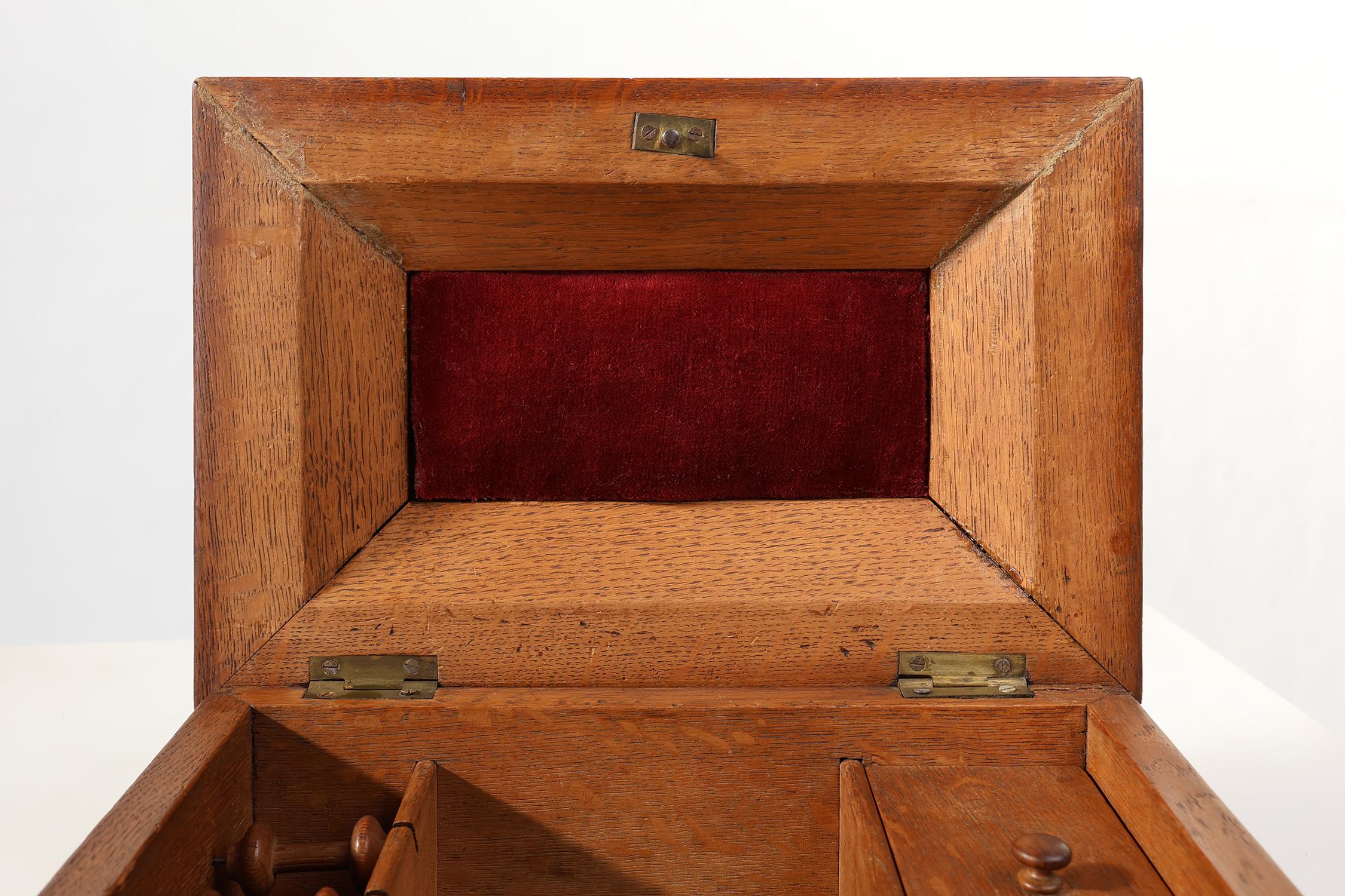 Antiguo costurero francés esculpido en roble, ca. 1900 principios del siglo XX en venta