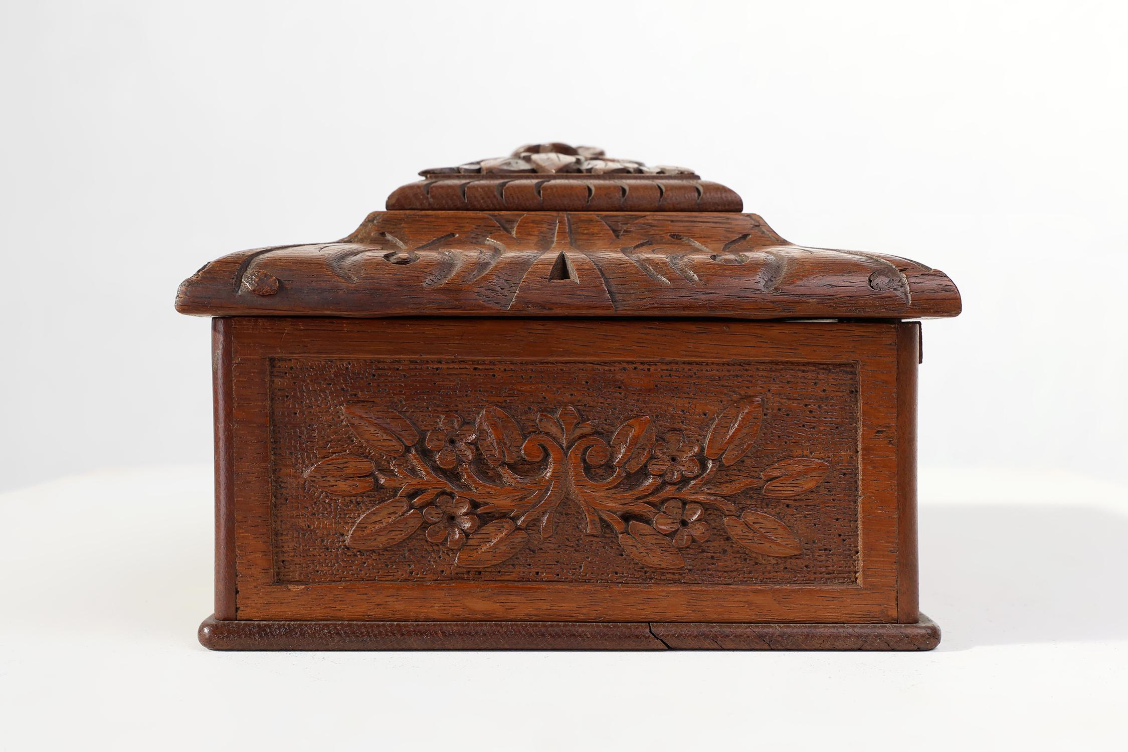 Antiguo costurero francés esculpido en roble, ca. 1900 en venta 1