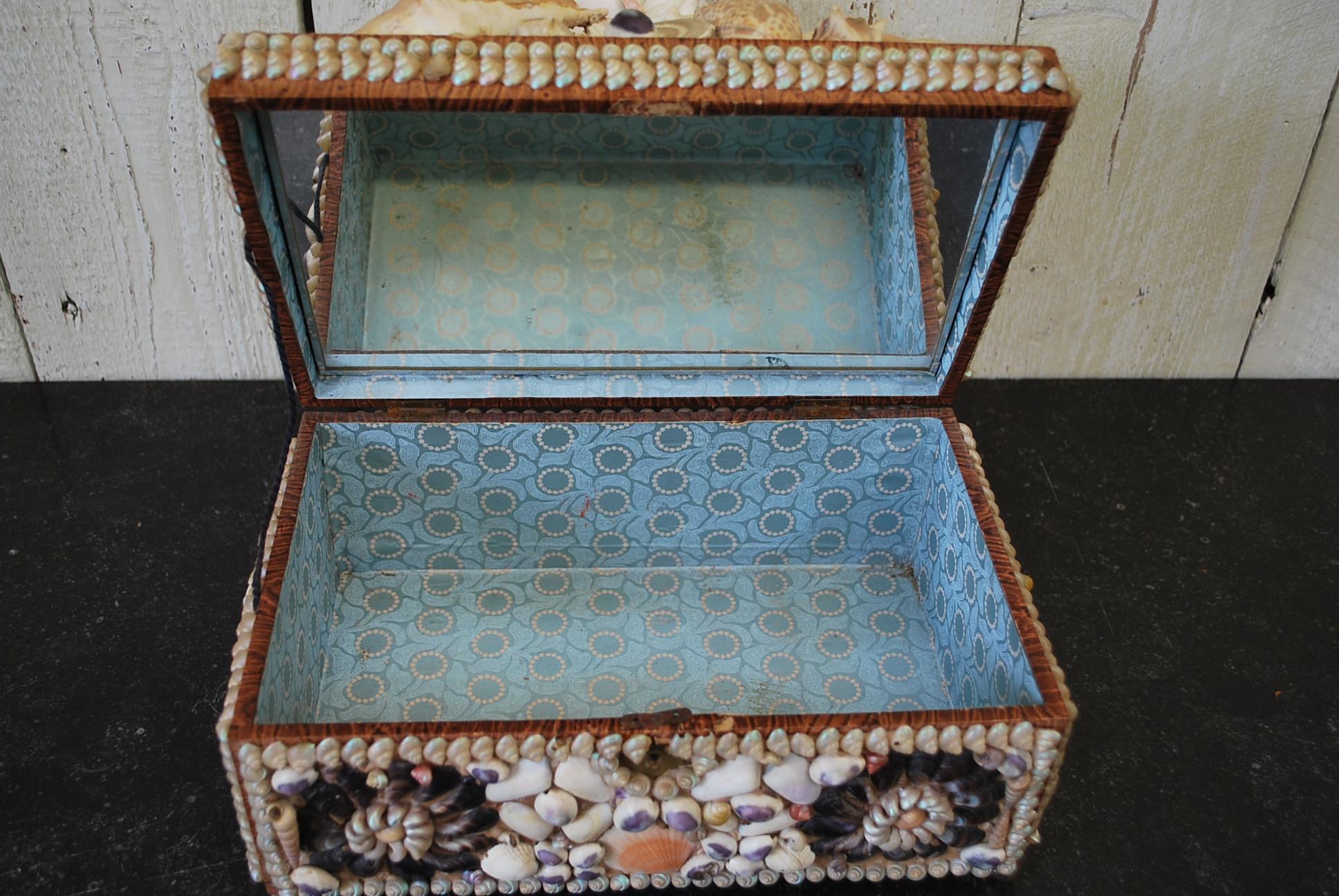 Antique French seashell  Decorative Jewellery /curios Box, Circa 1900 In Good Condition For Sale In Winchcombe, Gloucesteshire