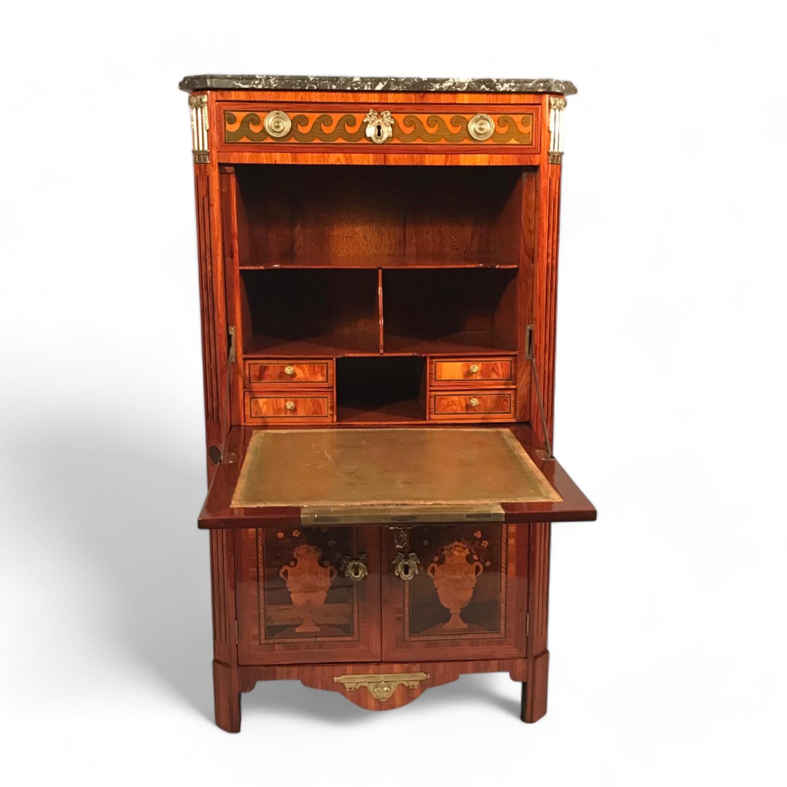 Antiguo escritorio francés de finales del siglo XVIII
Explora este escritorio francés del siglo XVIII, fabricado en Francia hacia 1770-80 durante el llamado Periodo de Transición, entre Luis XV y Luis XVI. Presume de una impresionante decoración de